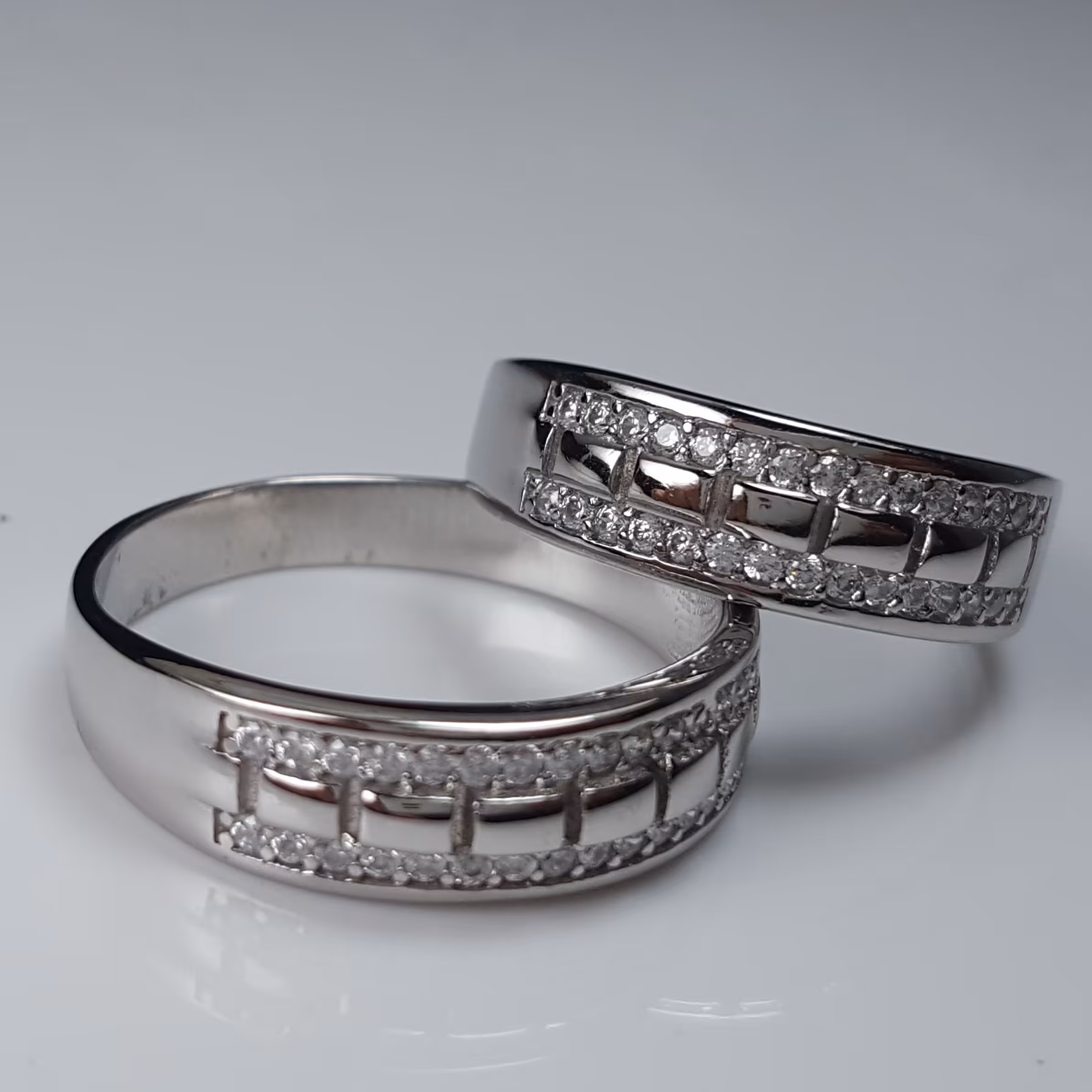 حلقه ست زنانه و مردانه 
ابکاری رادیوم درجه یک 
وزن 6.81 
قیمت 900تومان 
نگین اتمی درجه یک عیار 925