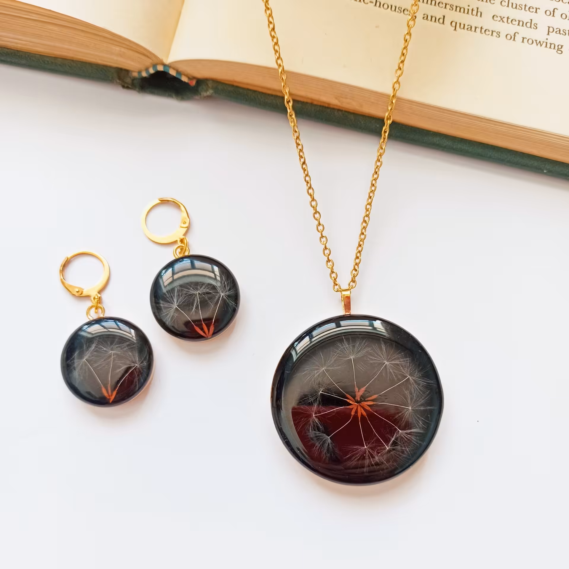 نیم ست قاصدک با زمینه مشکی رنگ ثابت