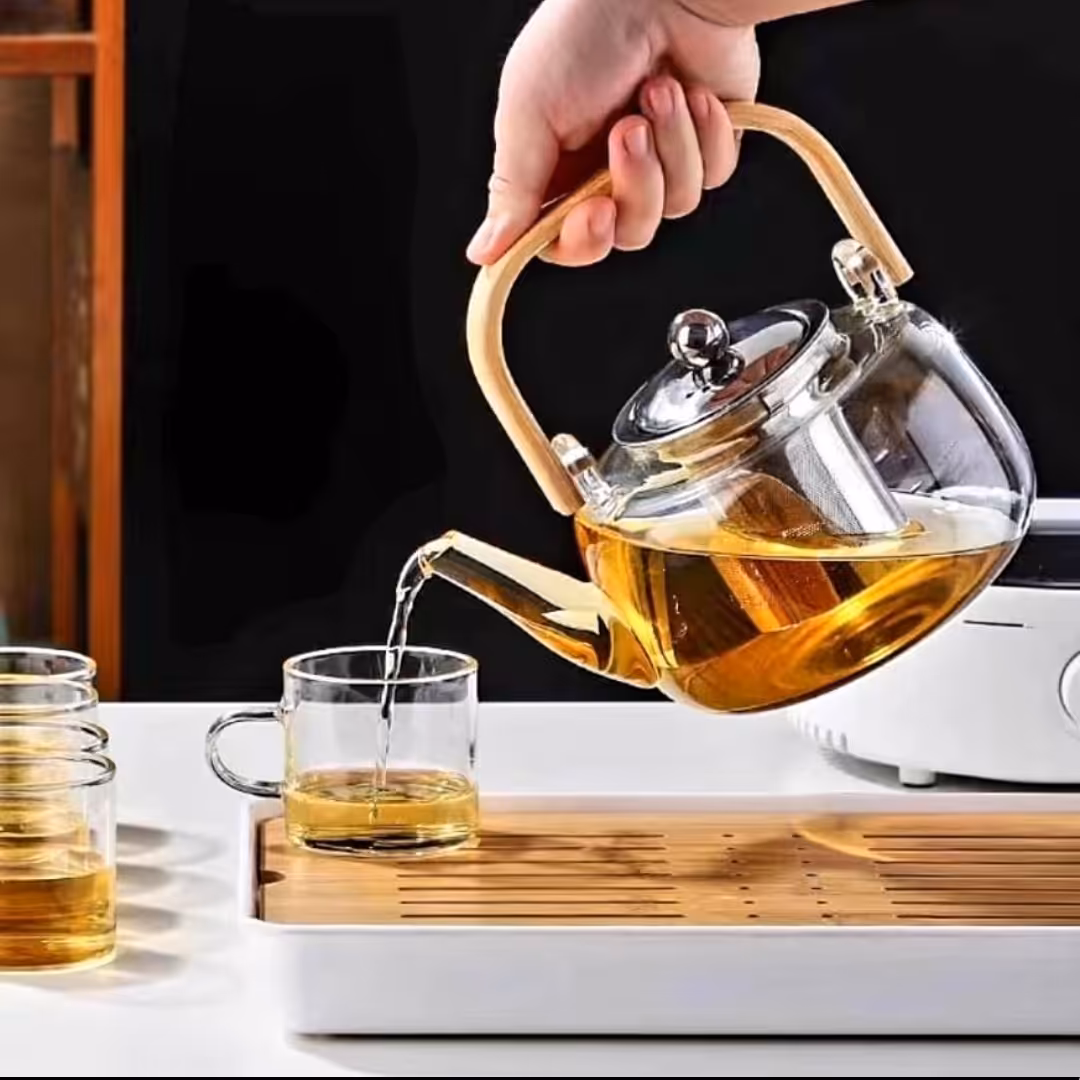 قوری پیرکس دسته بامبو شعله مستقیم شیک و با کیفیت با حجم 900 میل دارای صافی دمنوش جهت استفاده چایی و دمنوش 