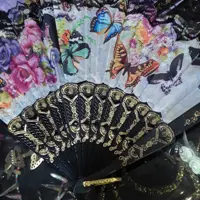 بادبزن تاشو پلاستیکی پارچه ای طرح دار رنگی مدل چهار طرح پروانه با زمینه ی کرم رنگ