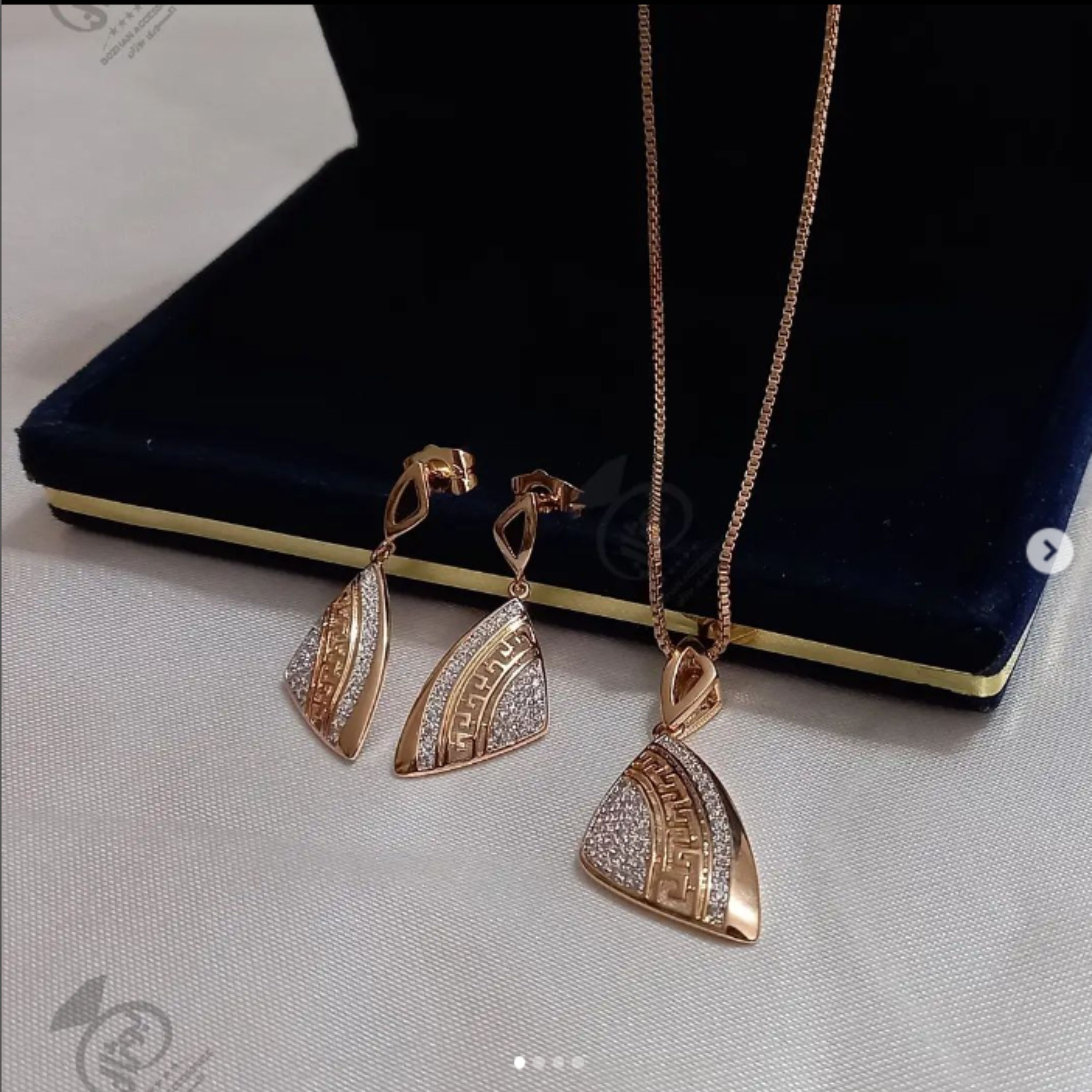نیمست طرح طلا دل مثلثی ورساچ برند ژوپینگ