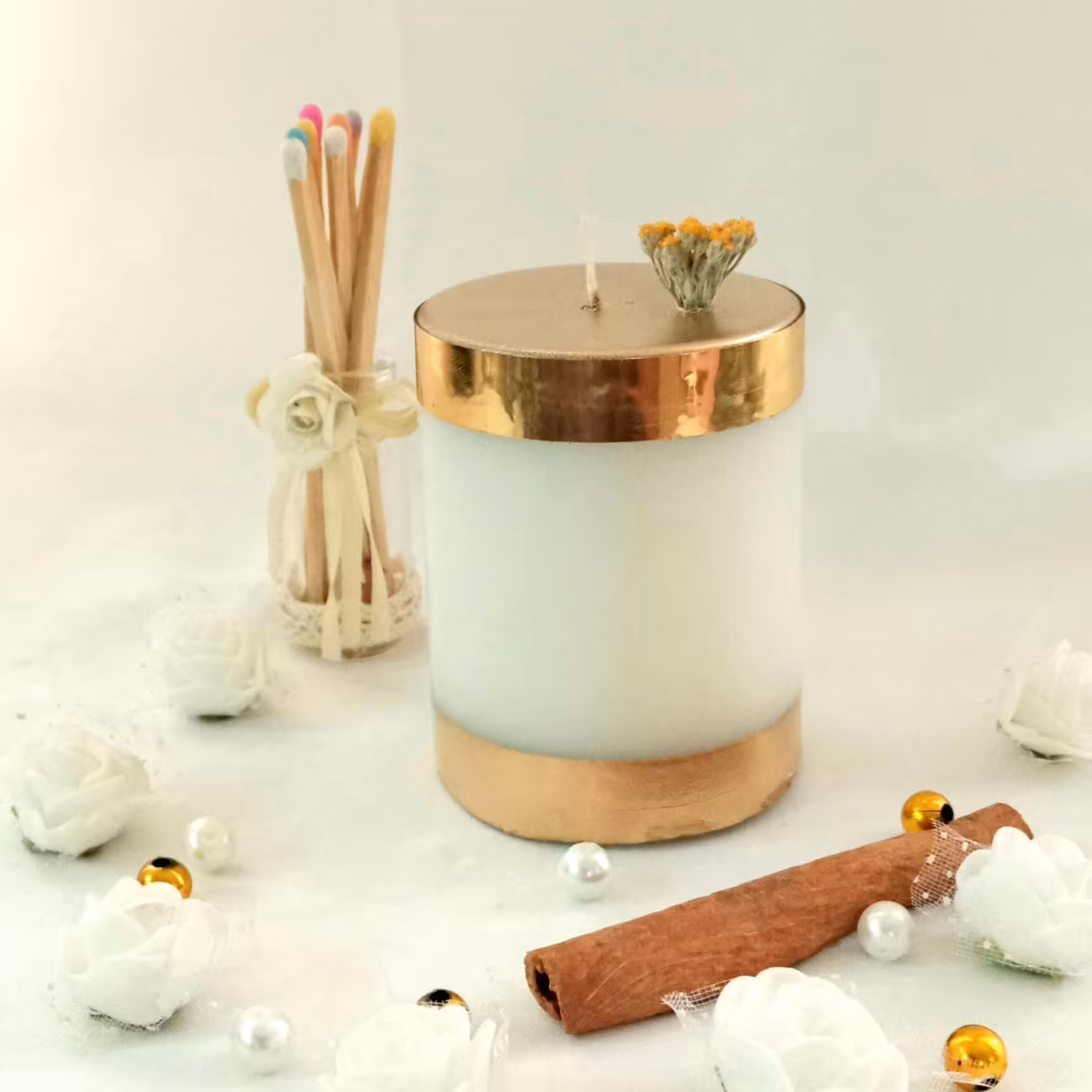 شمع مدل استوانه طلایی با گل بومادران