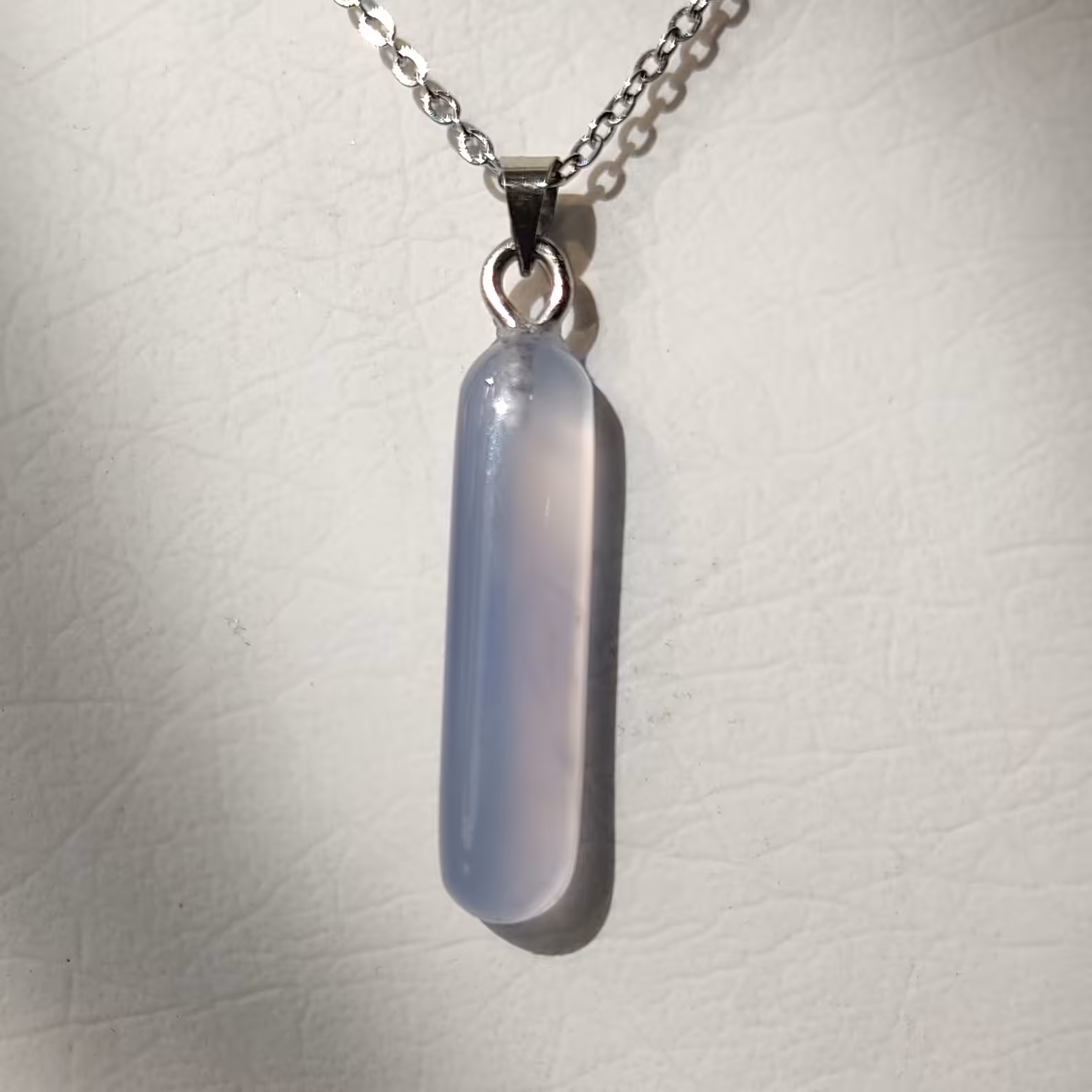 گردنبند سنگ عقیق آبی طبیعی طرح مکعب عشق  با زنجیر استیل نقره ای رنگ ثابت