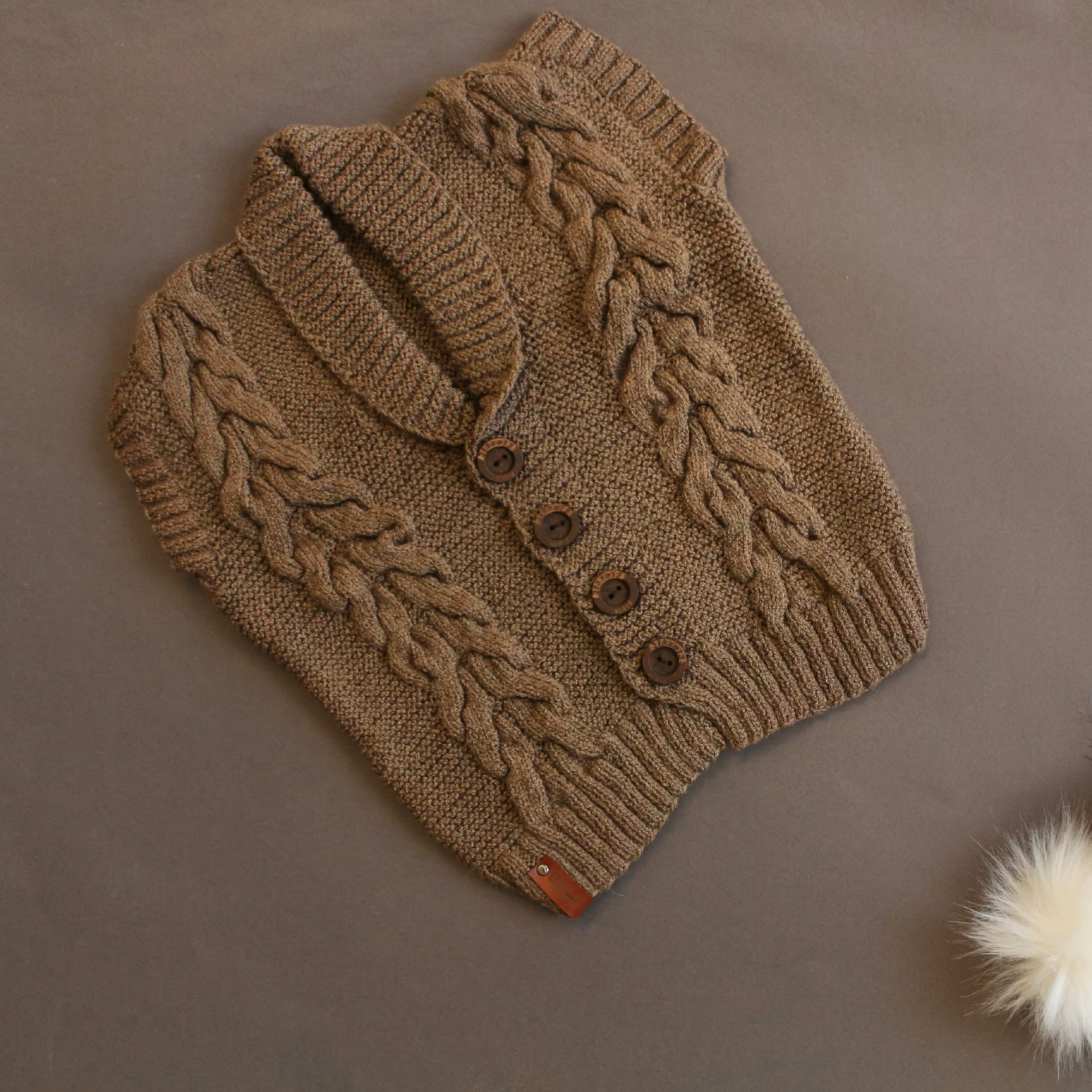 ژیله پسرانه رنگ قهوه‌ای روشن با بافت پیچ شیک و زیبا مناسب برای  8 تا 10سال