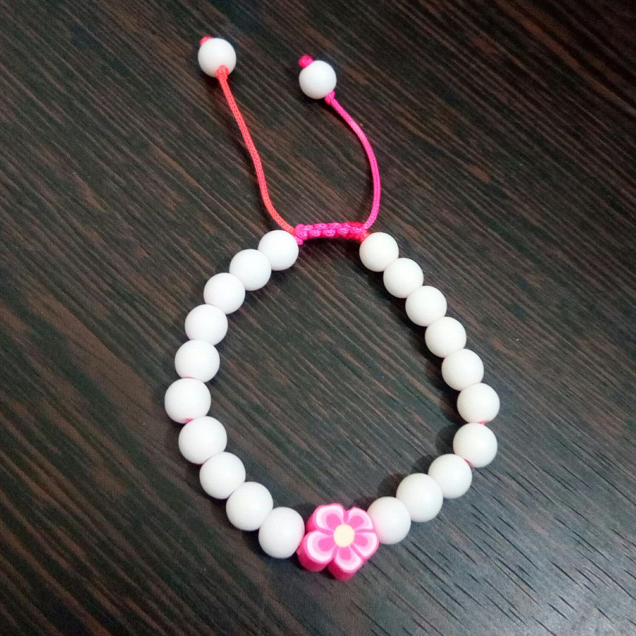 دستبند مهره‌ای اونیکس سفید با تزیین گل فیمو 