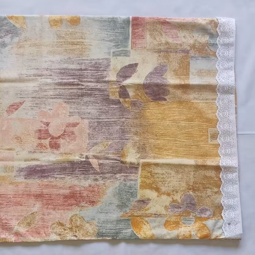 ست یک نفره روتشکی نخی  مدل آبرنگی دور کش به علاوه یک عدد رو بالش که لبه آن نوار کتان سفید تور دوزی شده.