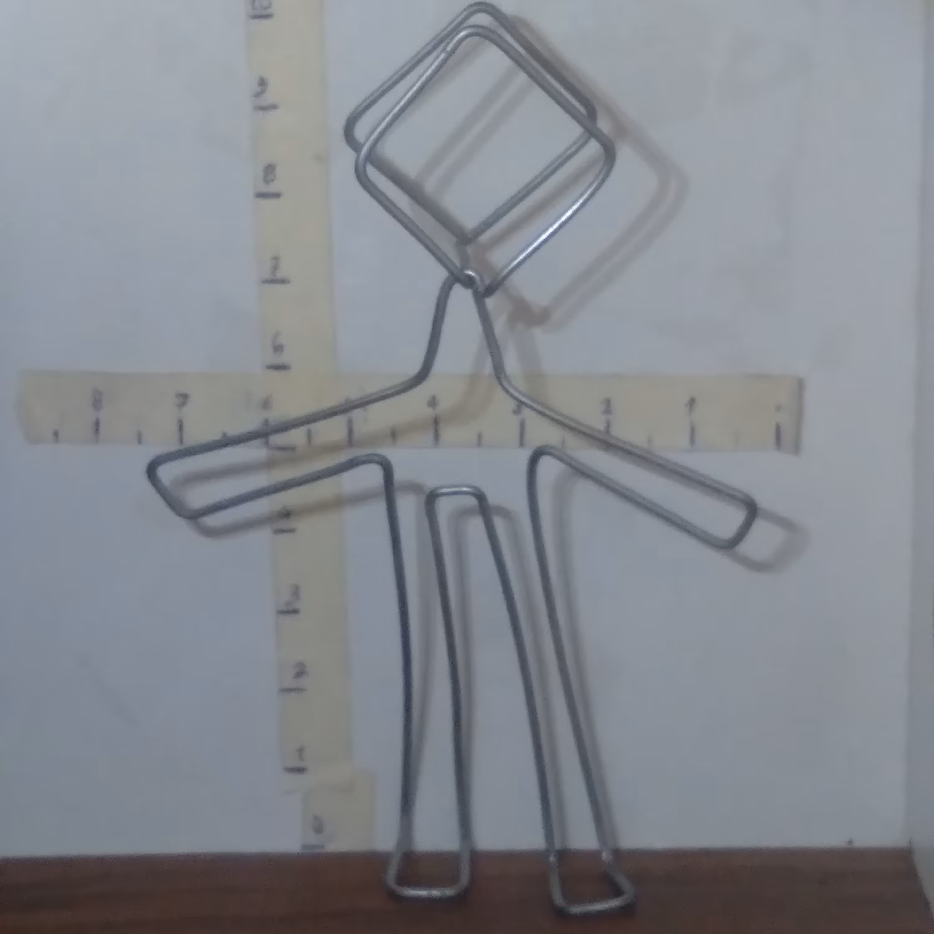 پیکرک مفتولی ایستاده با کله ی مکعبی