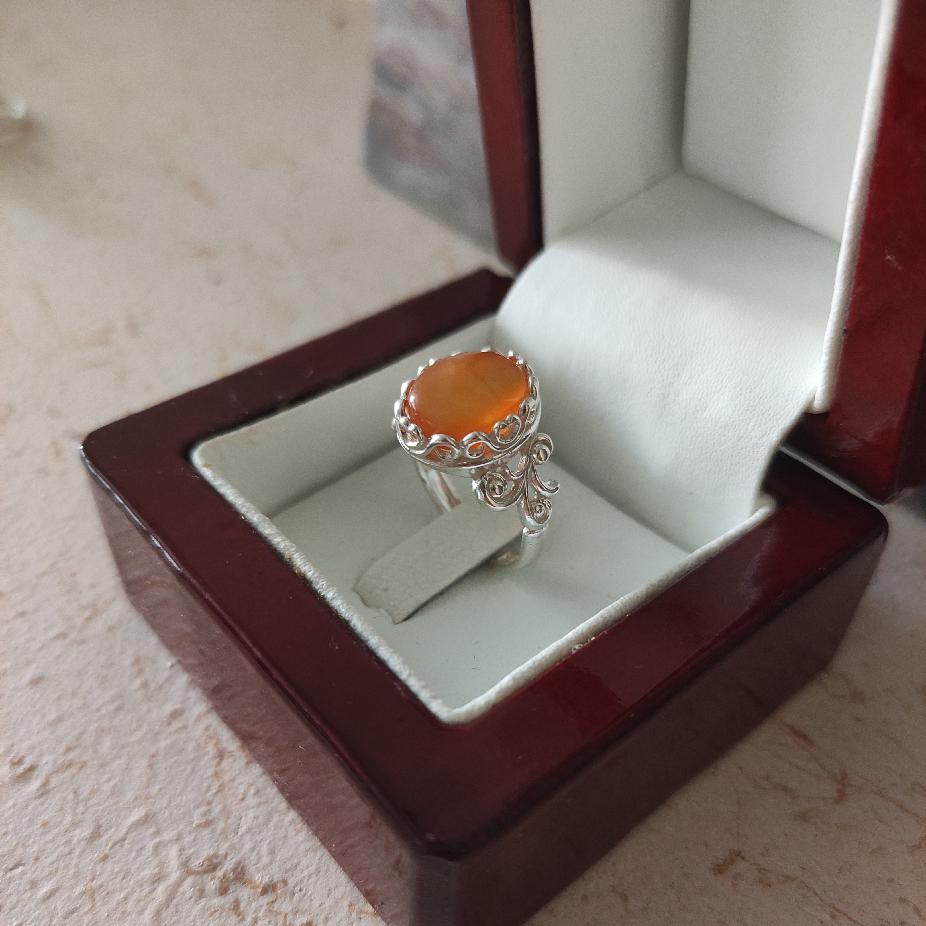 انگشتر نقره زنانه نگین عقیق یمنی با طبع و رنگ عالی 