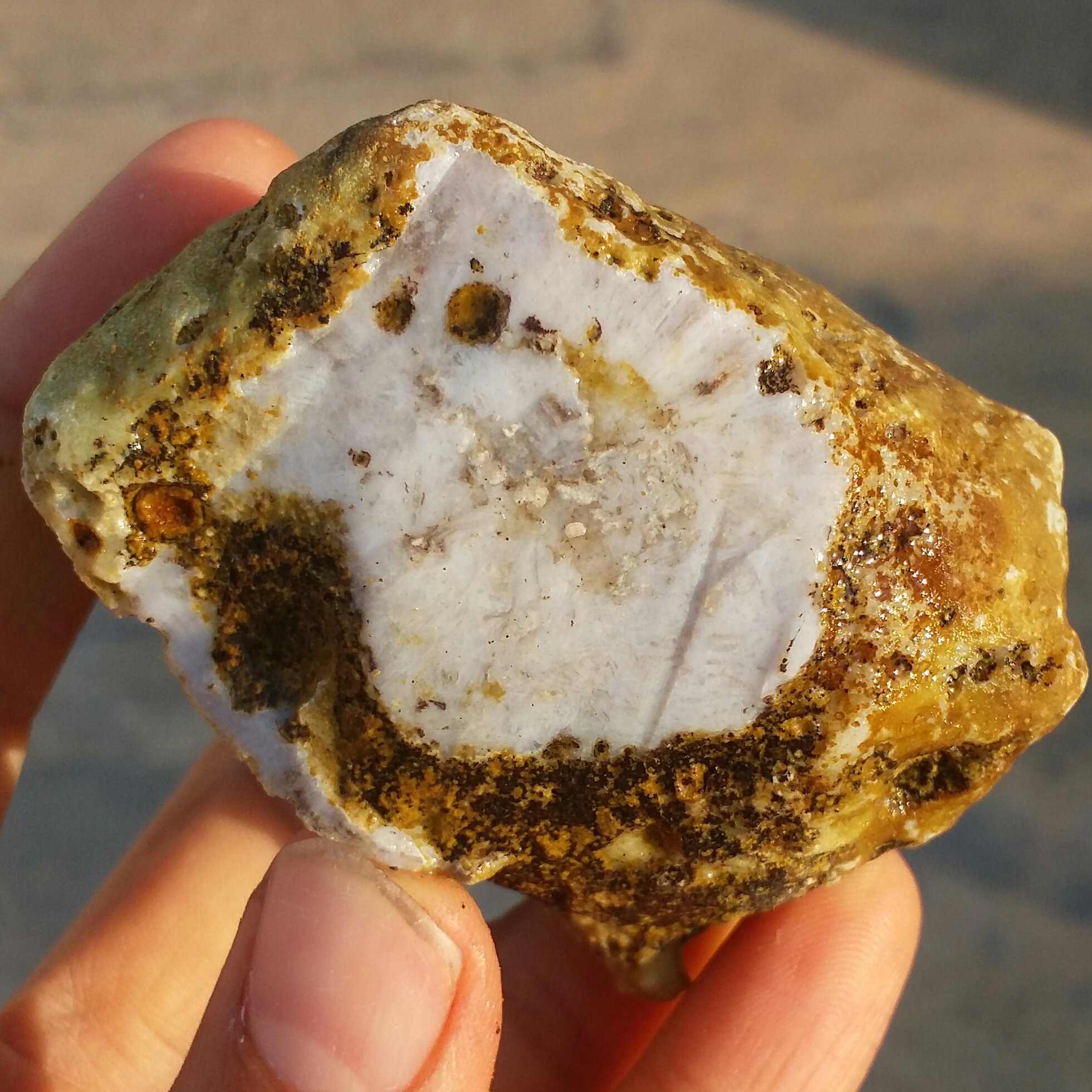 سنگ راف خام توپی عقیق مویی رتایلی برش نخورده بسیار دیدنی شاهکار خلقت کاملا طبیعی
با قابلیت ساخت چند نگین دیدنی کد 8852