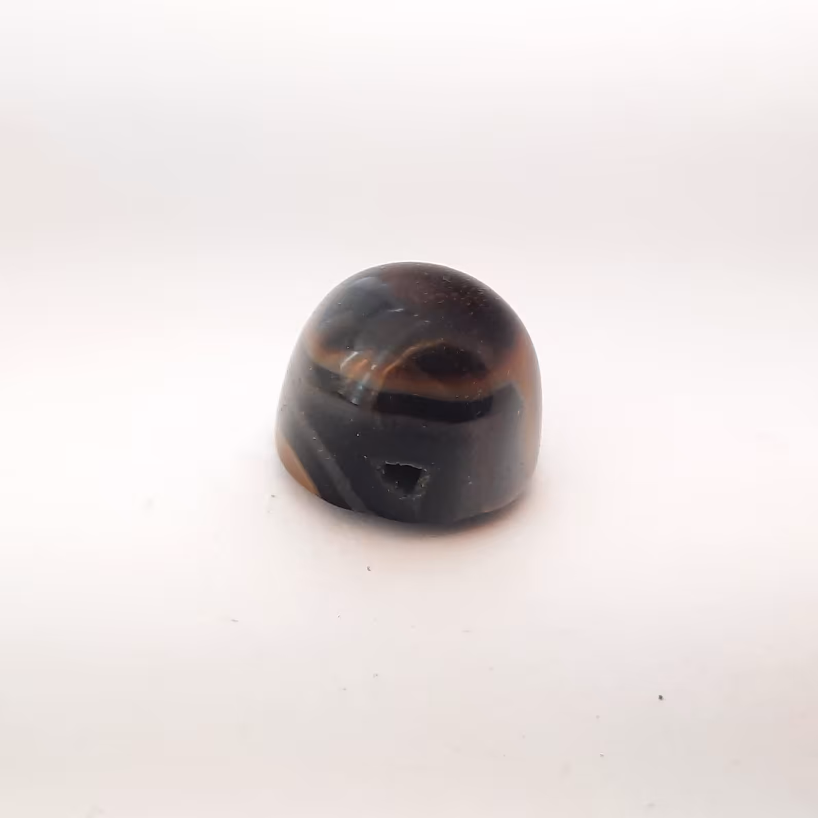 نگین عقیق باباقوری کلکسیونی ج280 دو طرف آن حالت ژئود دارد