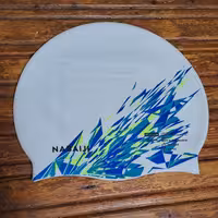 کلاه شنا  برند نابایجی  سفید آبی مناسب برای تمام سنین محصول دیکتلون فرانسه اصل