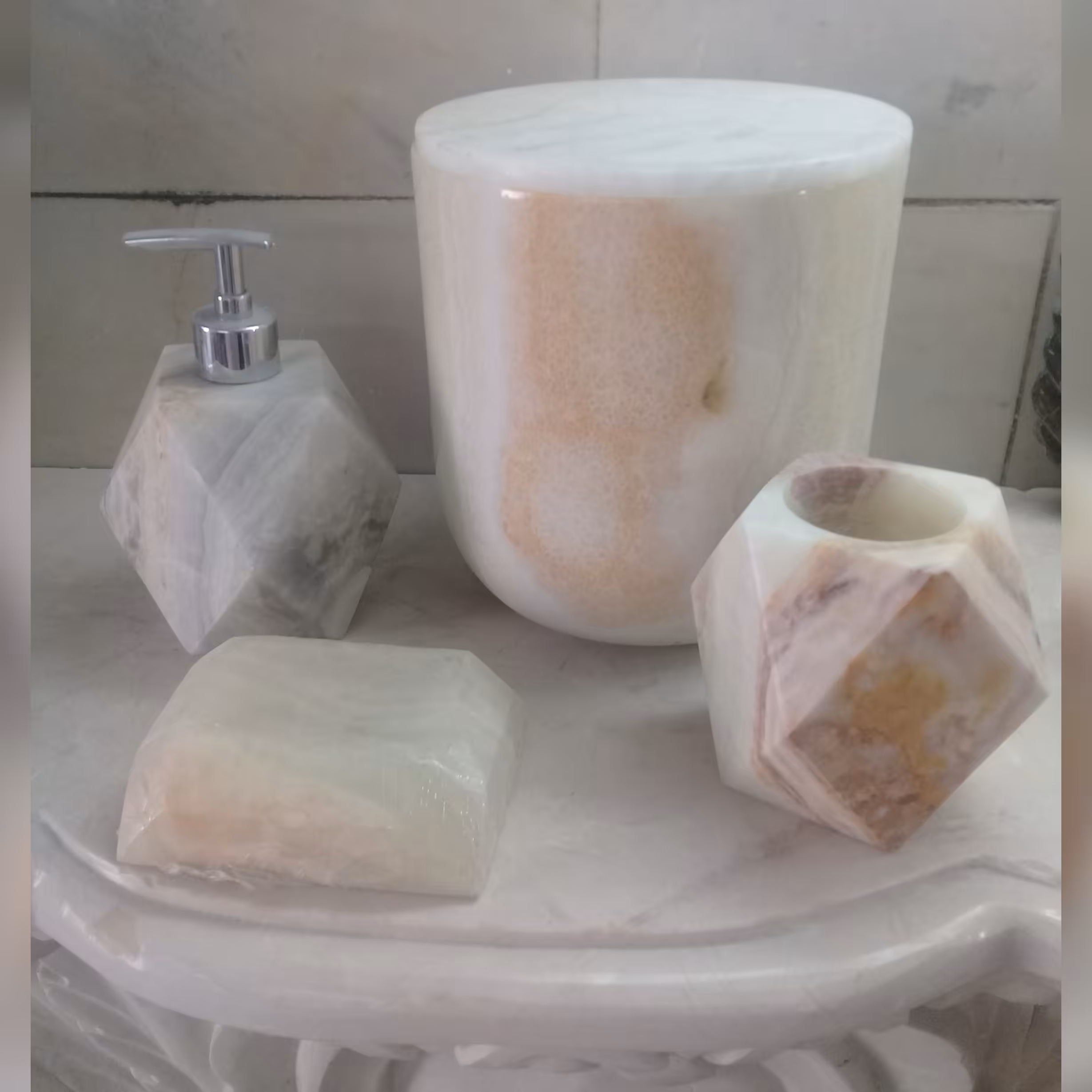 سِت کامل سنگ مرمر  طبیعی سرویس بهداشتی ( جامسواکی و جا صابونی و سطل زباله و جامایع )