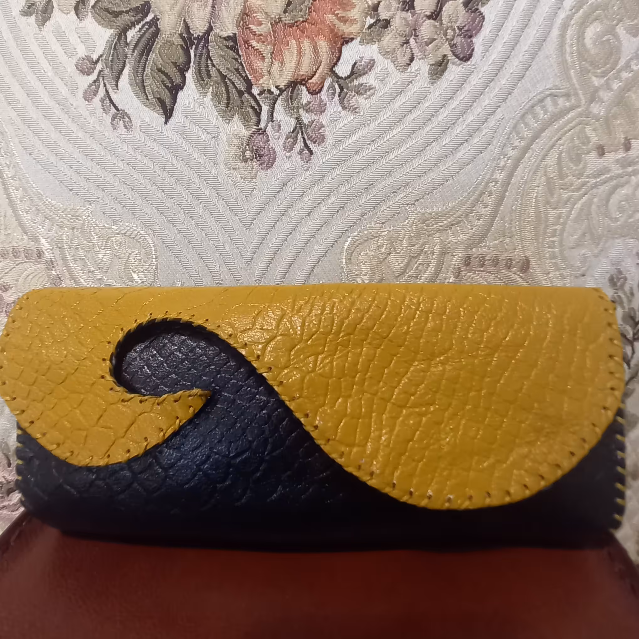 کیف عینک دو رنگ طرح قو با چرم طبیعی   و دست دوز  و نخ موم زده