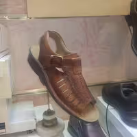 صندل مردانه کلارک چرم گاوی تبریز  تخت پیو بسیار سبک و راحت خوش پا کف نرم مخصوص پیاده روی