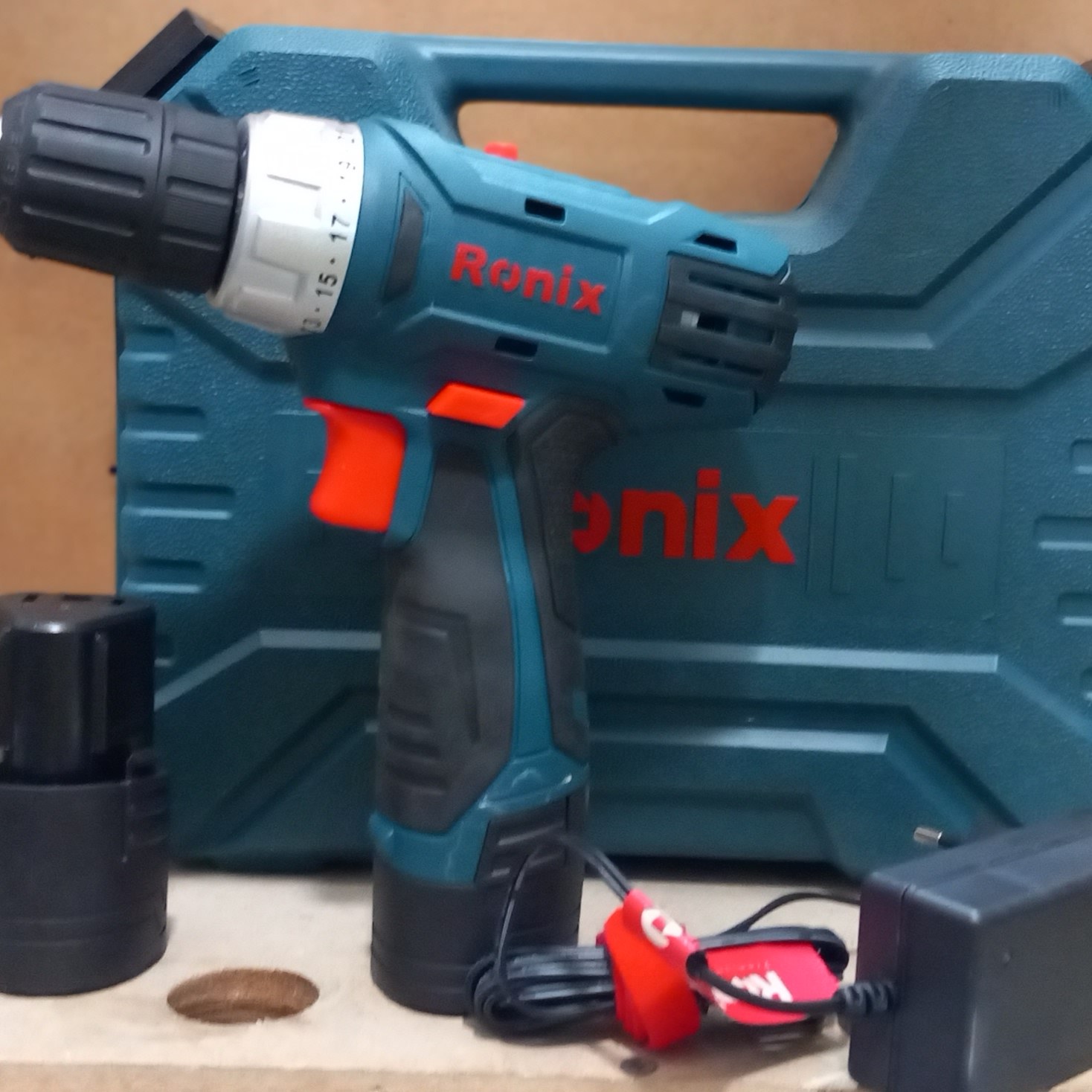 دریل شارژی رونیکس 12 ولت دو باتری وبا شارژر کد 8012