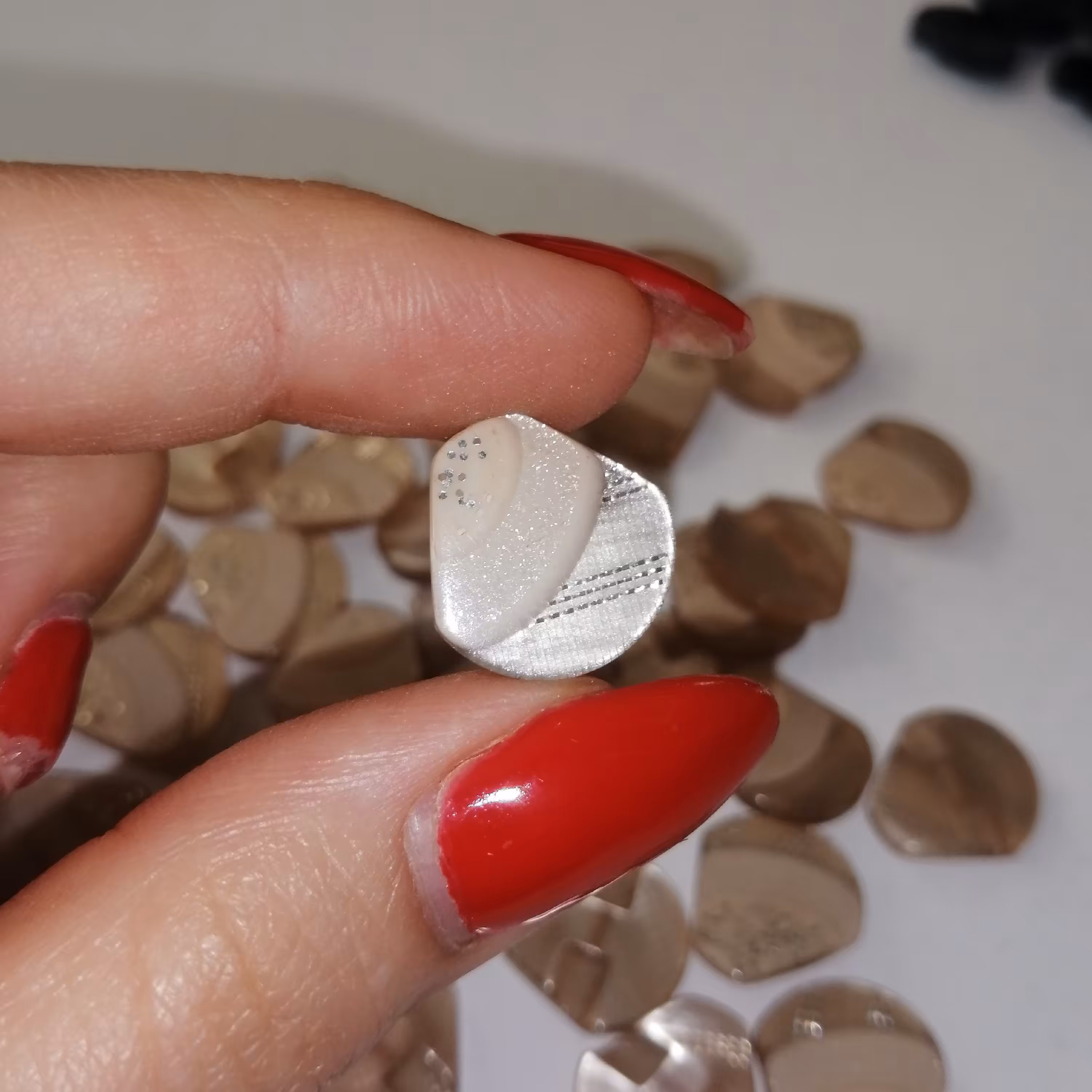 دکمه لباس کرمی اکلیلی شیشه ای  بسته 8 عددی     