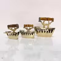 اتو زغالی برنجی هندی ست 3 عددی با سطح کیفیتی درجه یک مناسب استفاده و تزیینی دکوری بسیار زیبا و قابل شستشو بدون تغییر رنگ