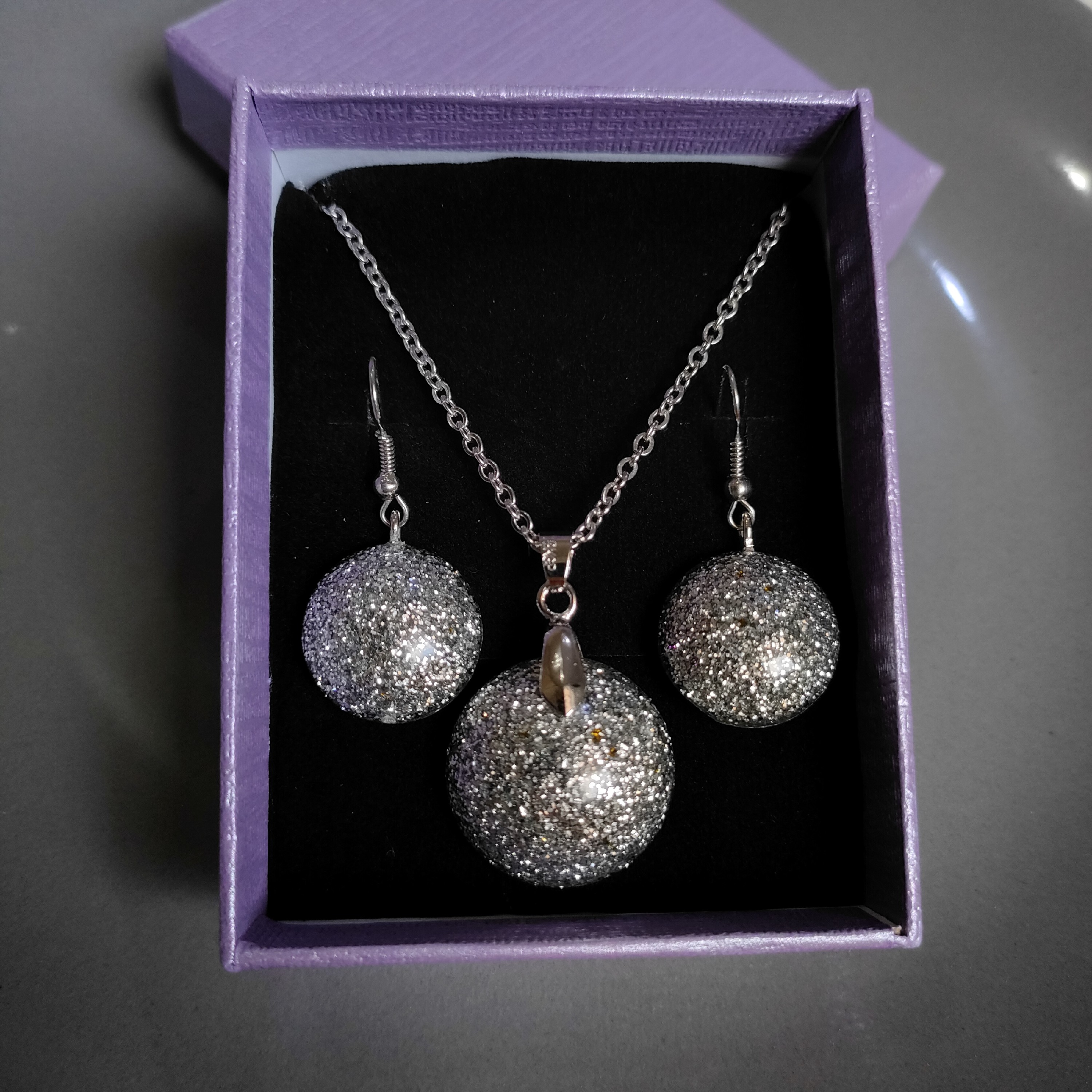 نیمست گردنبند و گوشواره رزینی اکلیلی نقره ای طرح دایره