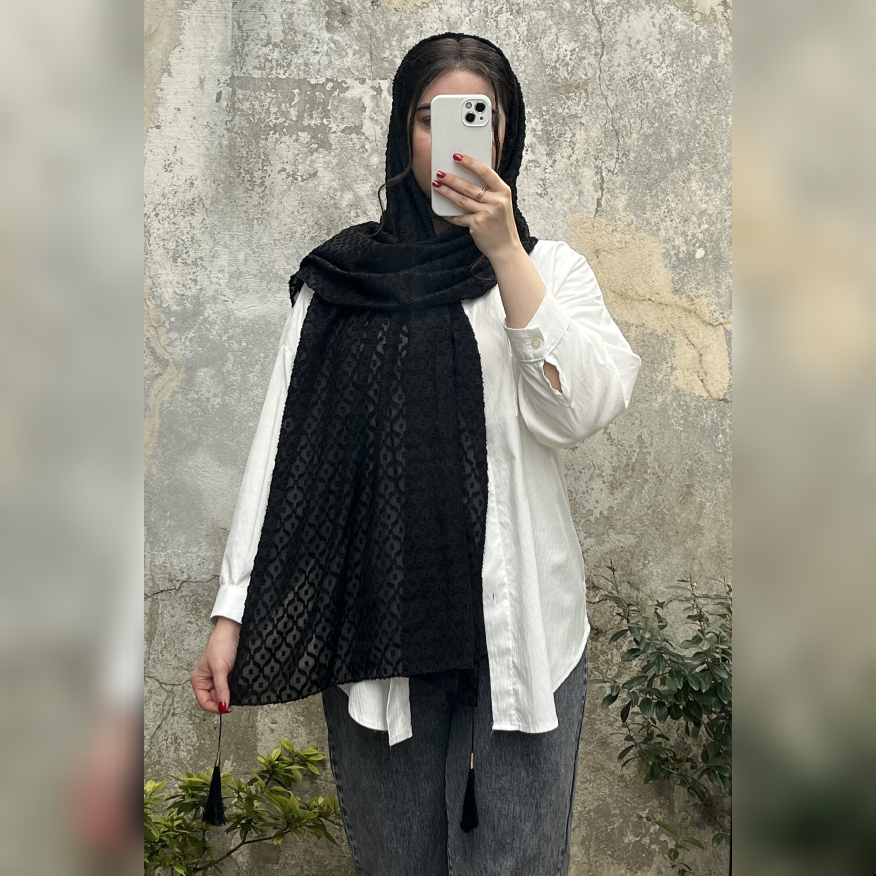 شال حریر طرح دار ،سایز  190 در 80  دور دوخت منگوله دار فقط رنگ مشکی موجوده  