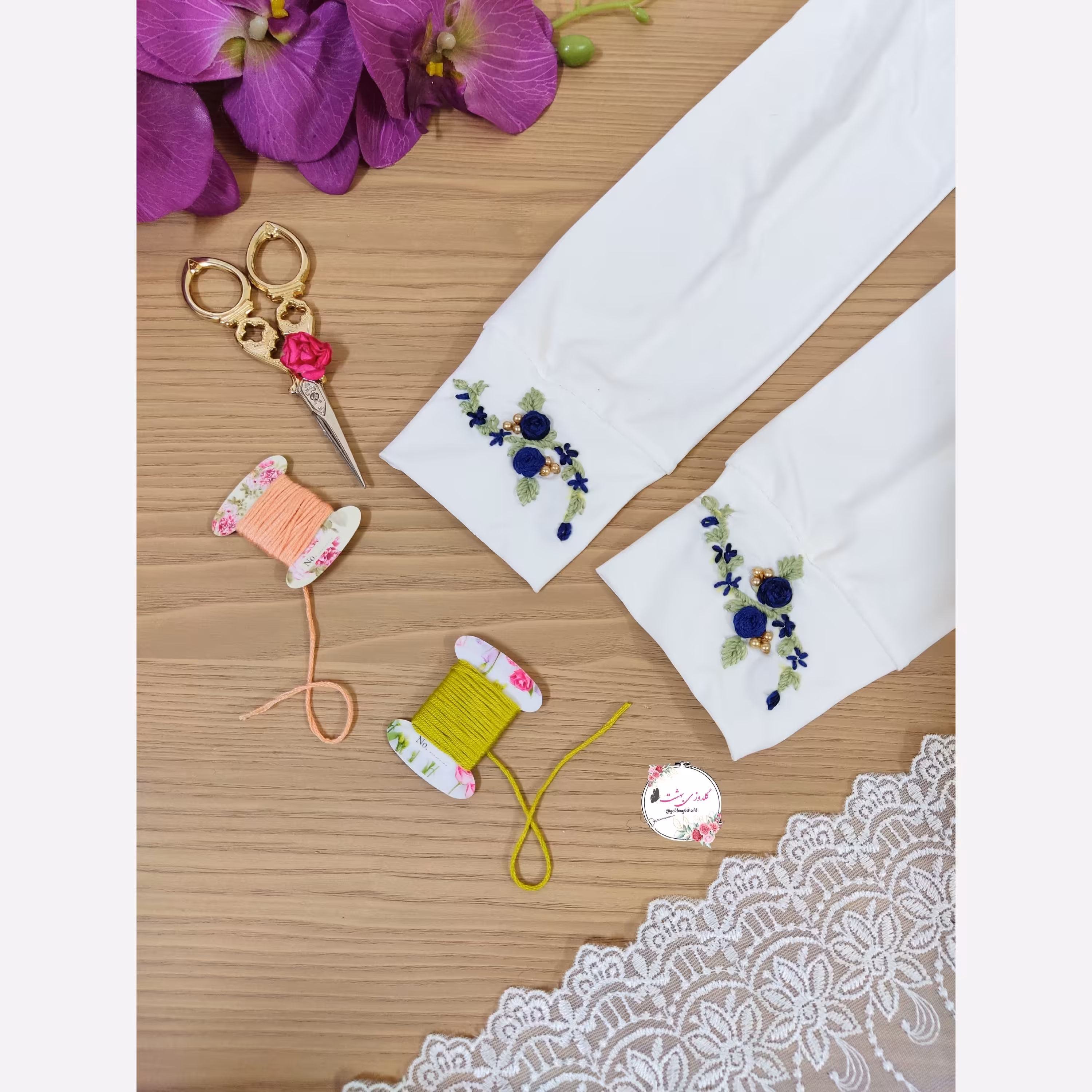 ساق دست سفید گلدوزی شده طرح دوگل آبی کاربنی