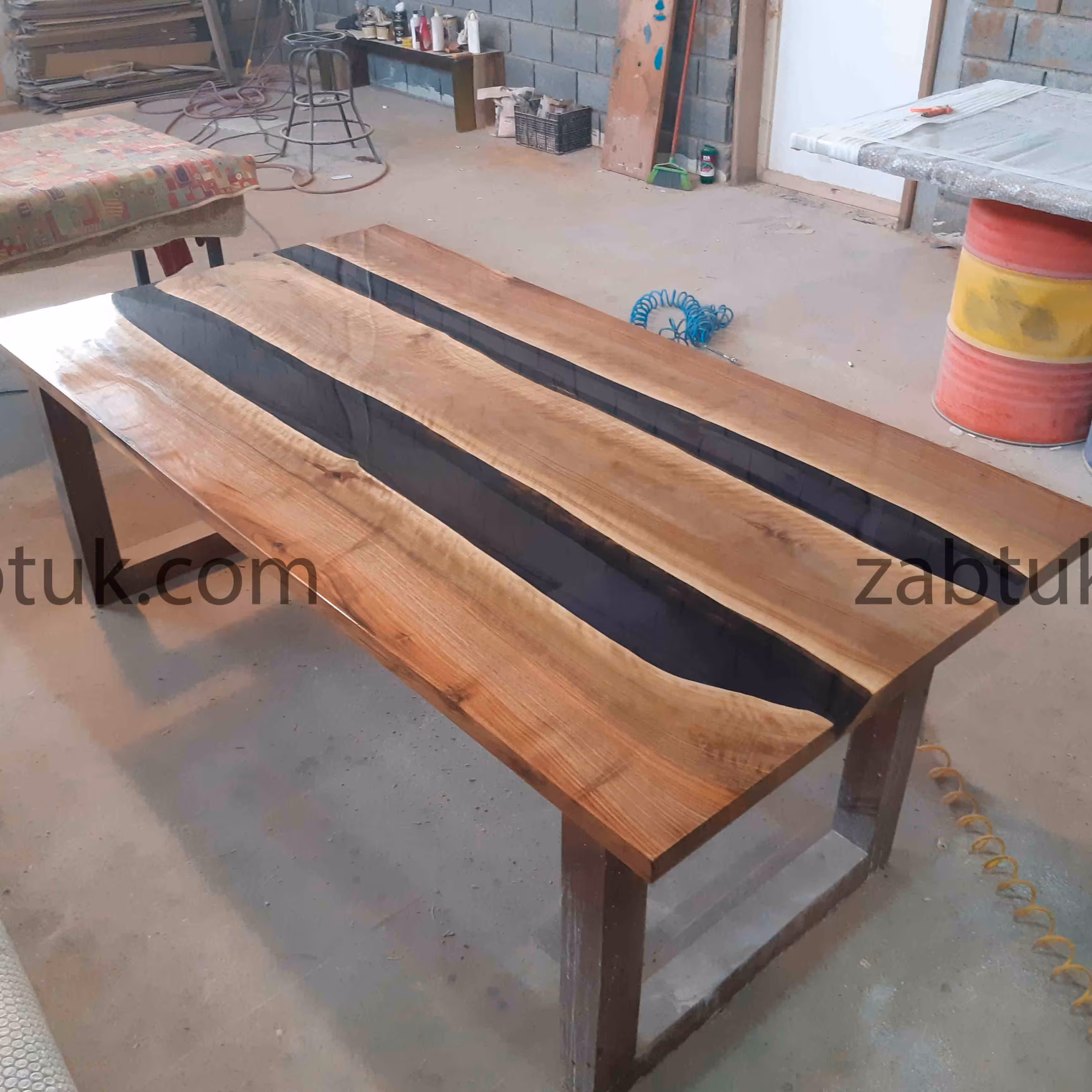 میز ناهارخوری 8 نفره چوب گردو و رزین دودی با پوشش نهایی لاک ایتالیایی سوپر شفاف