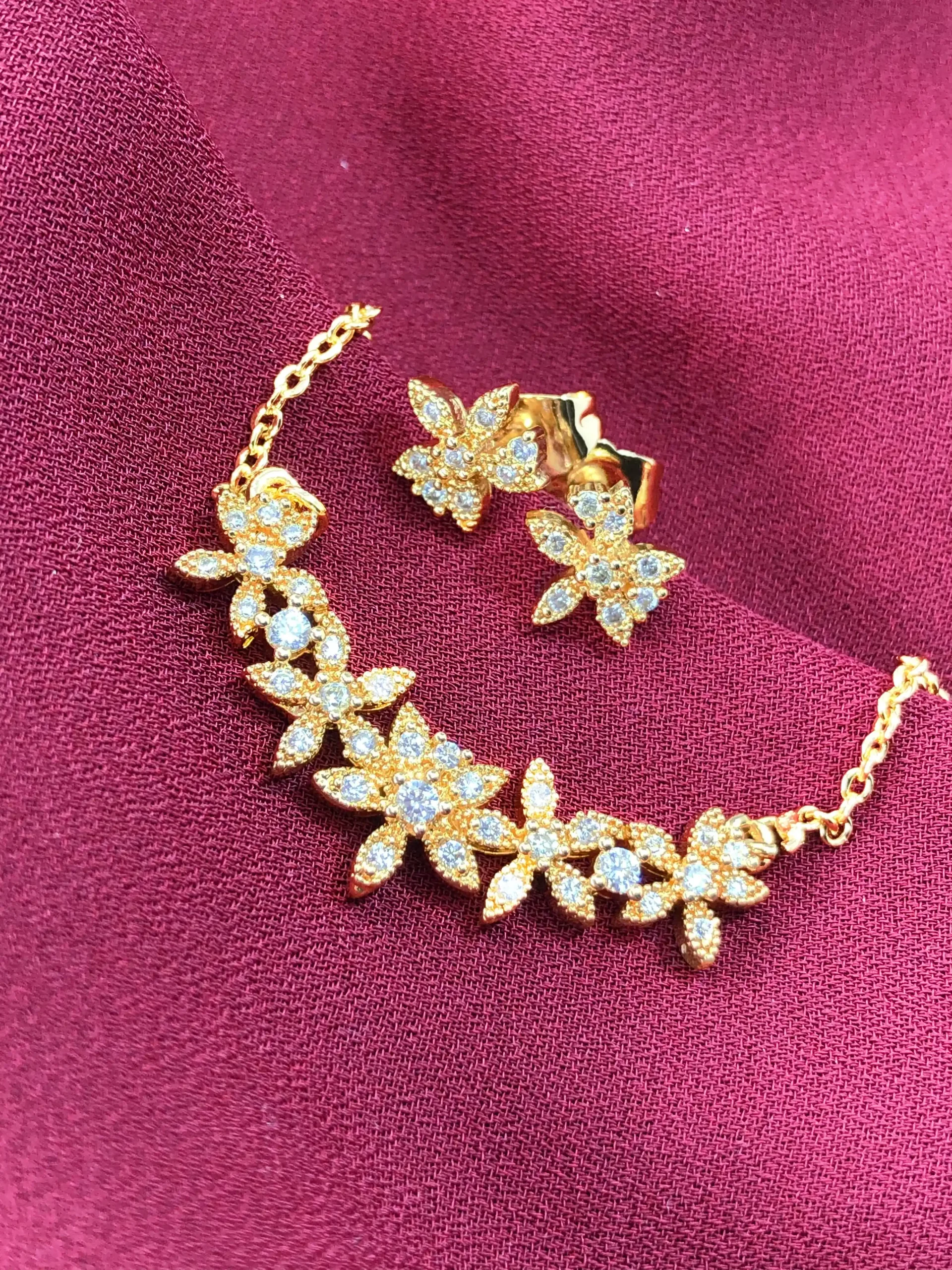 نیم ست (گردنبند و گوشواره) طلایی گل نگین دار