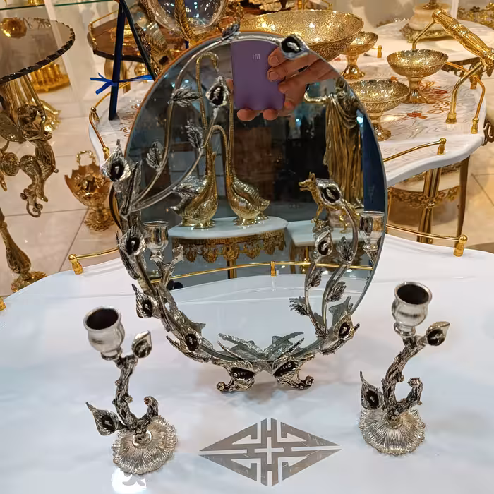 آینه برنجی ( برنز) دست ساز سفارشی ساخته شده با ابکاری متنوع نقره ای رنگ بسیار تمیز و ظریف و با کیفیت