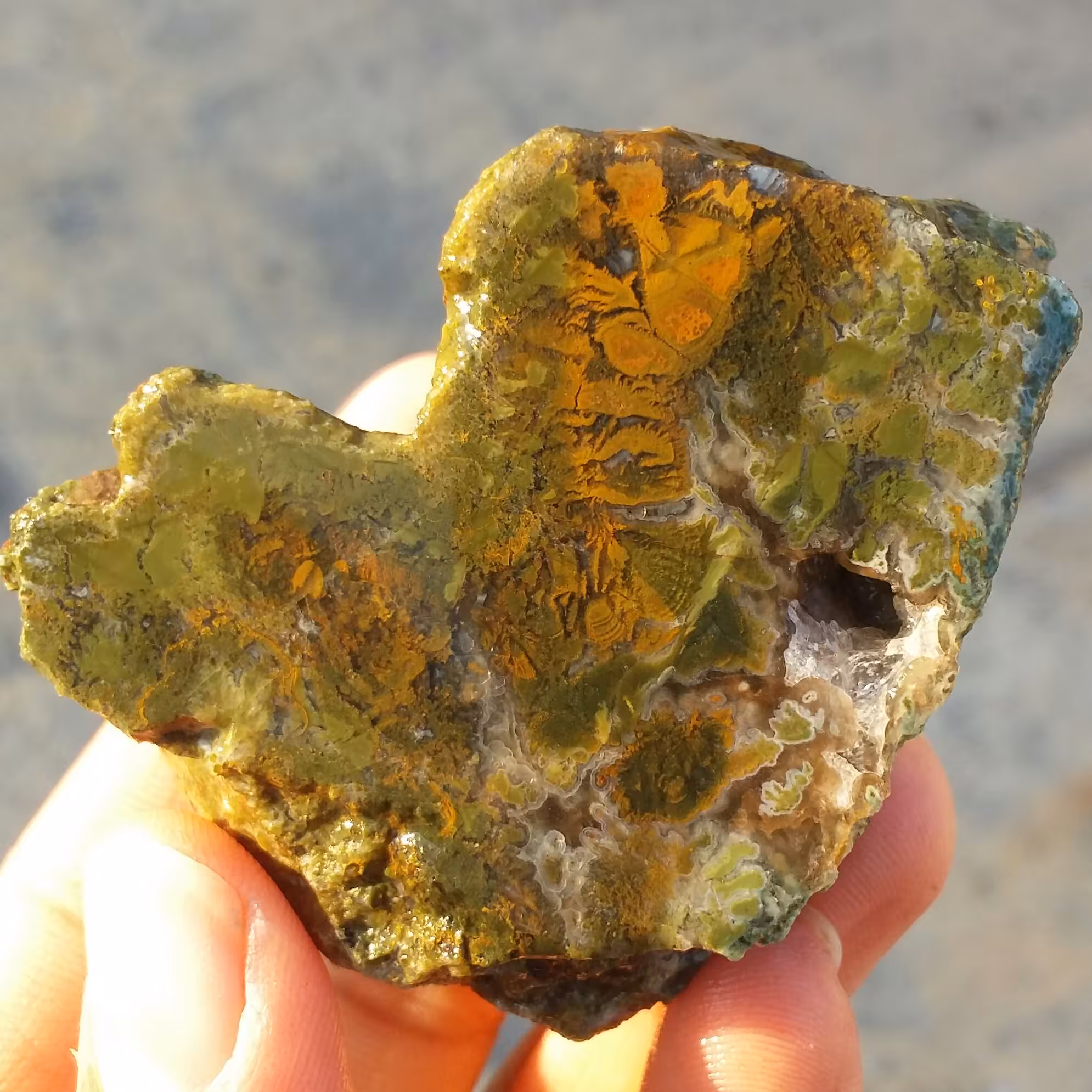 اسلایس سنگ راف عقیق منظره بسیار دیدنی شاهکار خلقت کاملا طبیعی
با قابلیت ساخت چند نگین محشر
 کو 8267