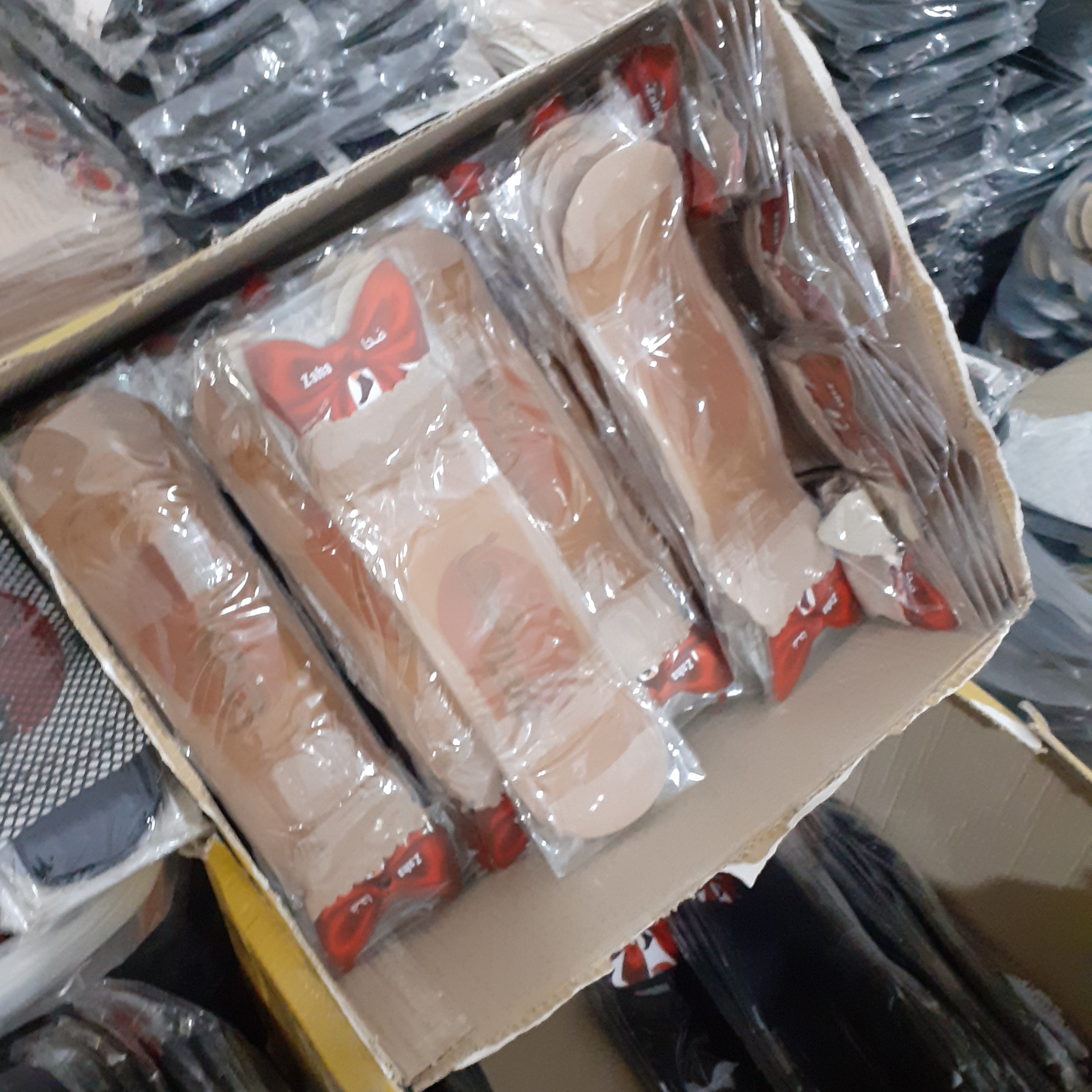 جوراب قایقی رنگ پا و مشکی جنس درجه یک عمده و تک جین ساده و طرحدار جذاب رنگش عالی فروشش عالیه درجه یک حرف نداره ارسال هم
