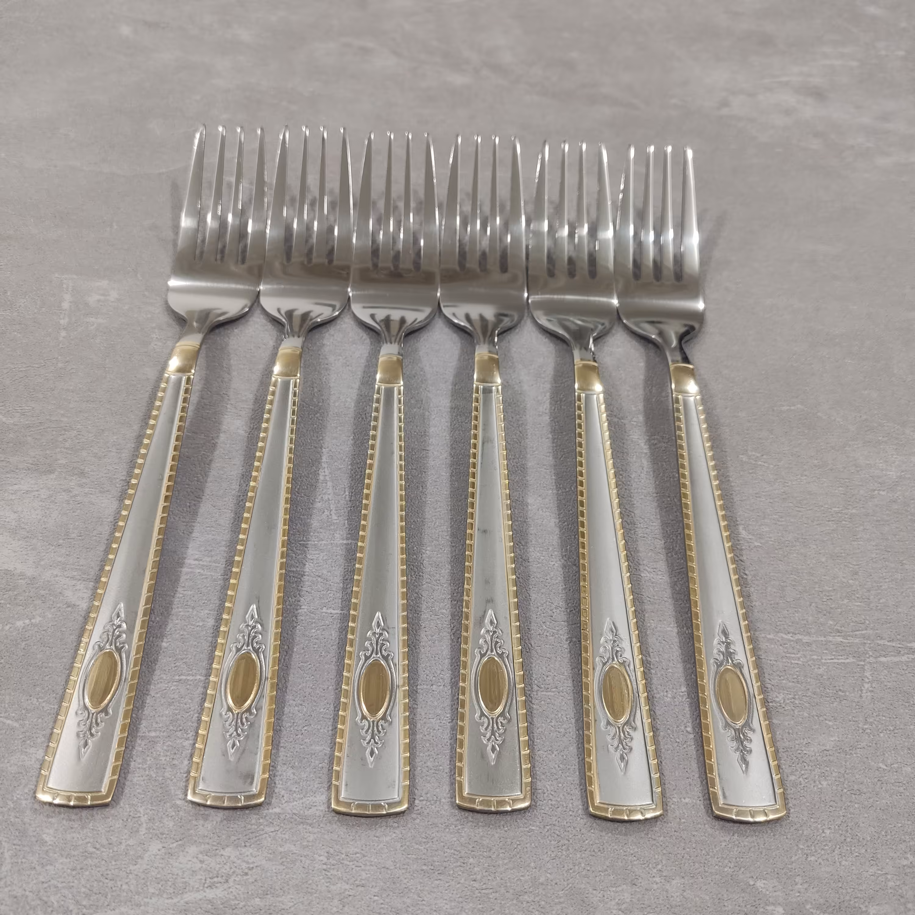 چنگال غذاخوری دسته طلایی بسته 6 عددی مارک یونیک لایف Unique life طول 21سانت بسیار شیک و ضخامت 3میل STAINLESS Steel  