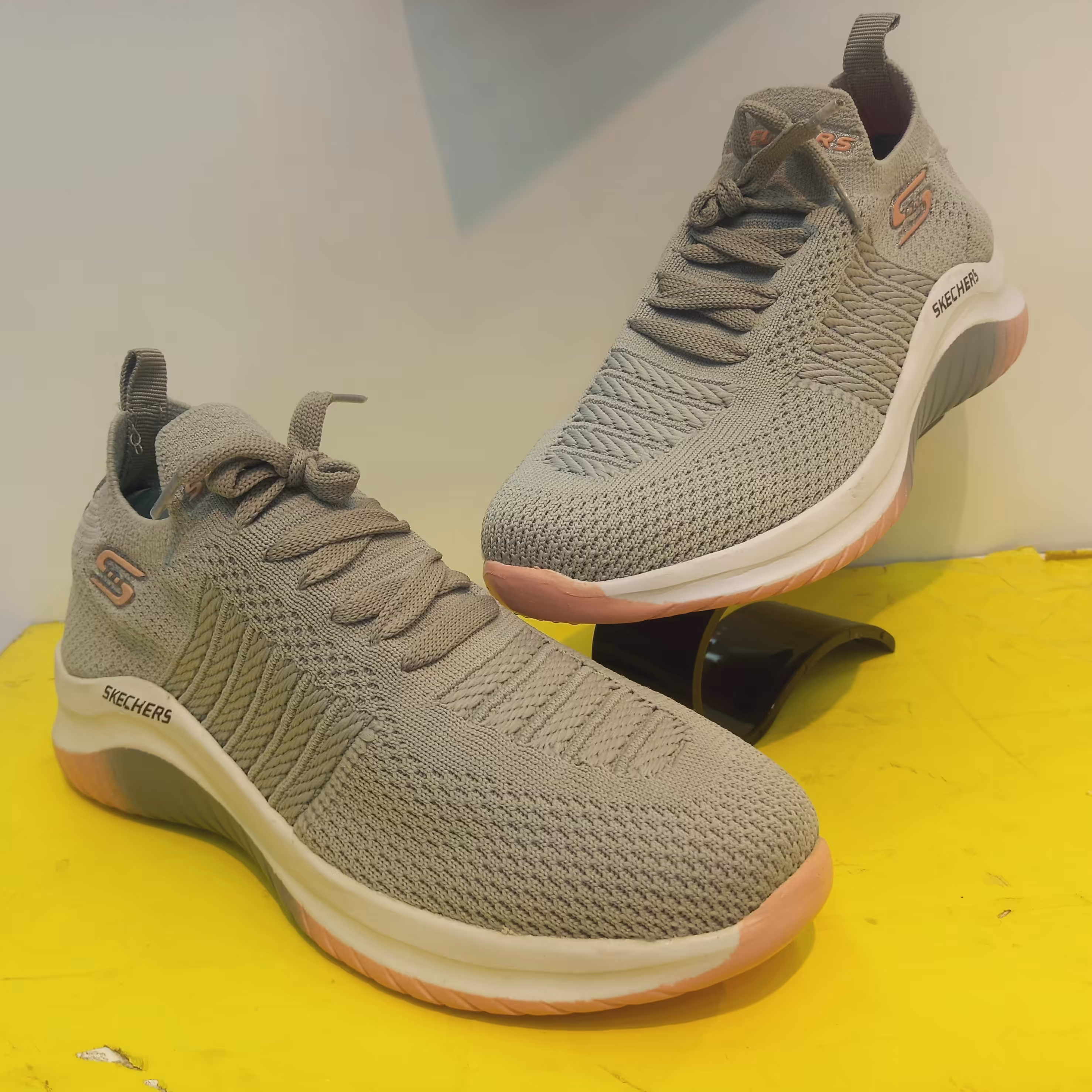 کفش اسپرت اسکیچرز زیره طبی کد 125  طوسی.مشکی