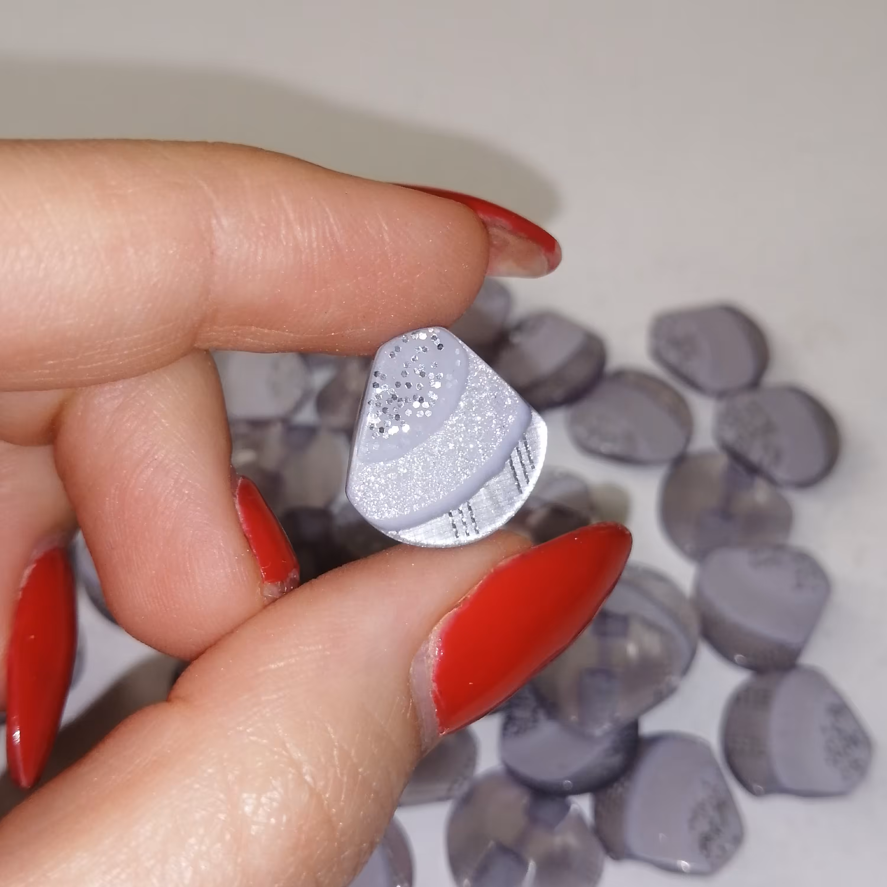 دکمه لباس یاسی اکلیلی شیشه ای  بسته 8 عددی     