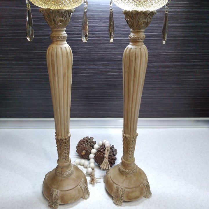 شمعدان پلیاستر پتینه شده کنار سالنی (پس کرایه)