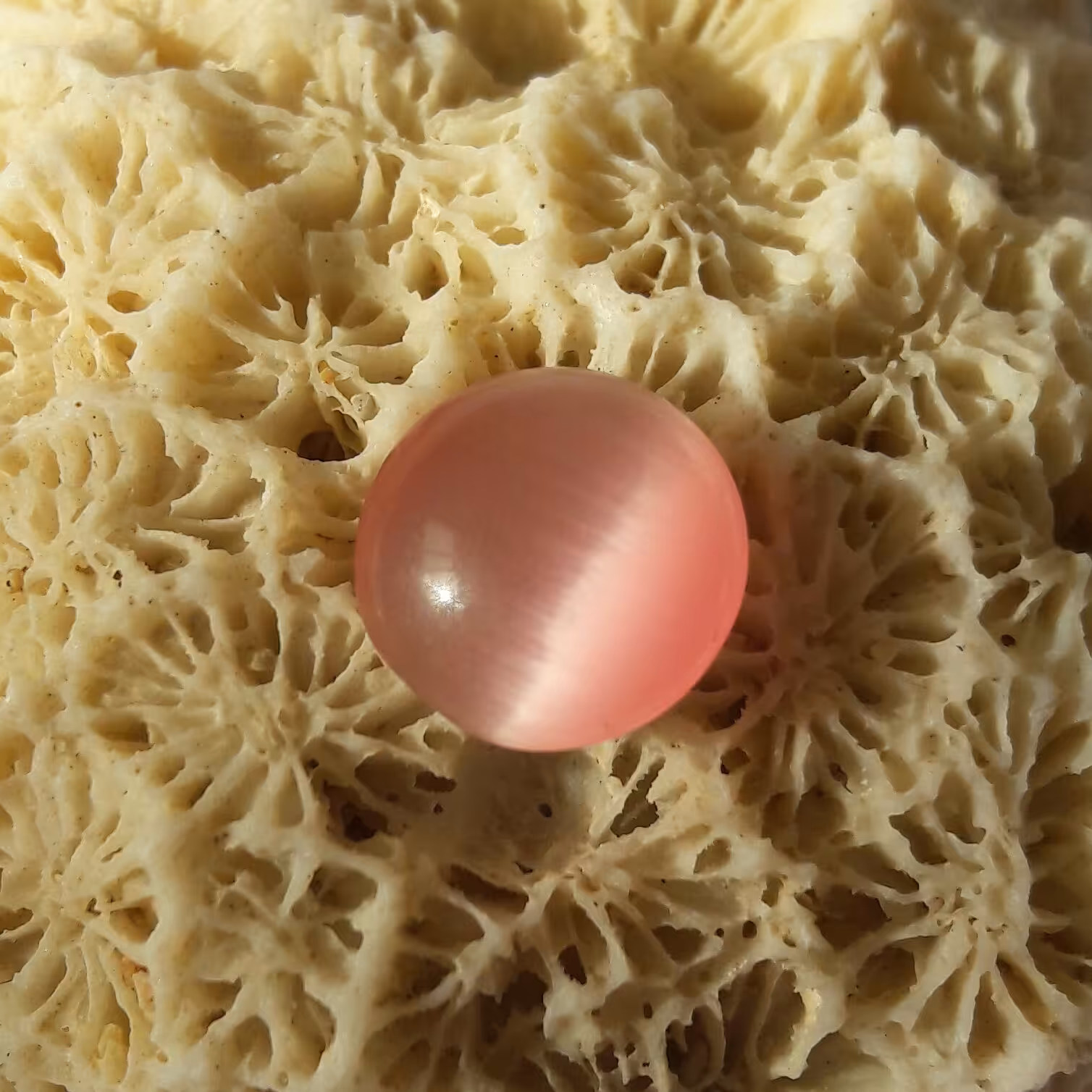 نگین گرد چشم گربه صورتی بسیار زیبا