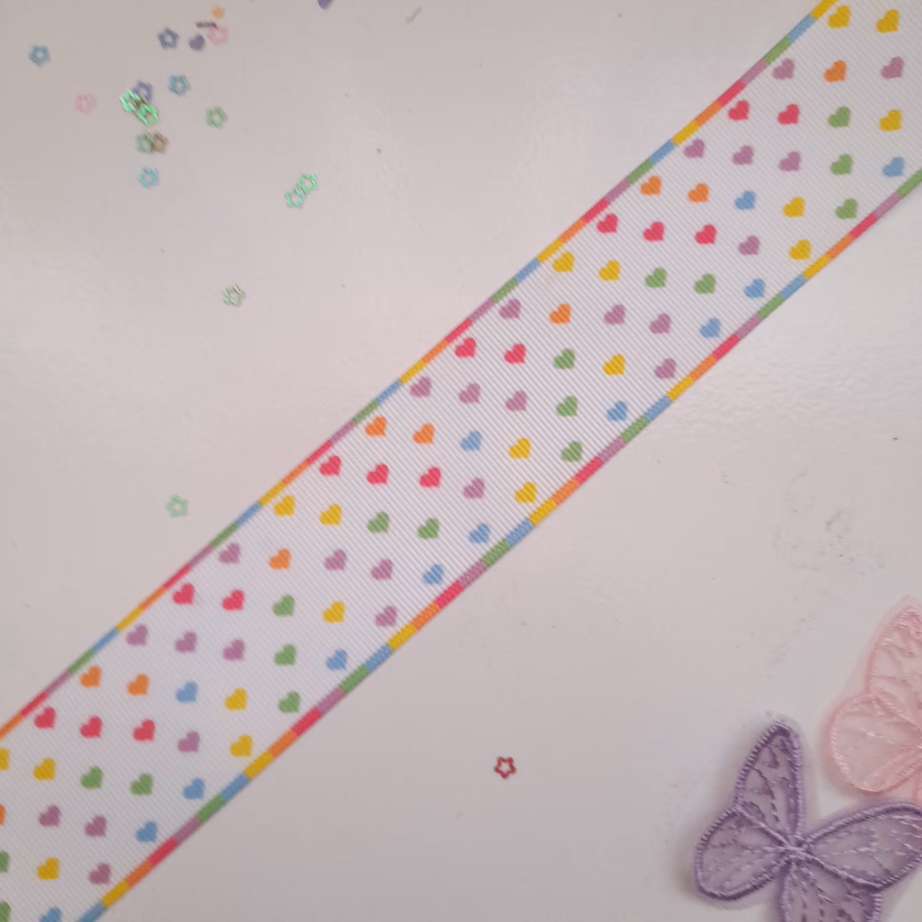 روبان گروگرن 4سانتی طرح قلب ریز زمینه سفید 