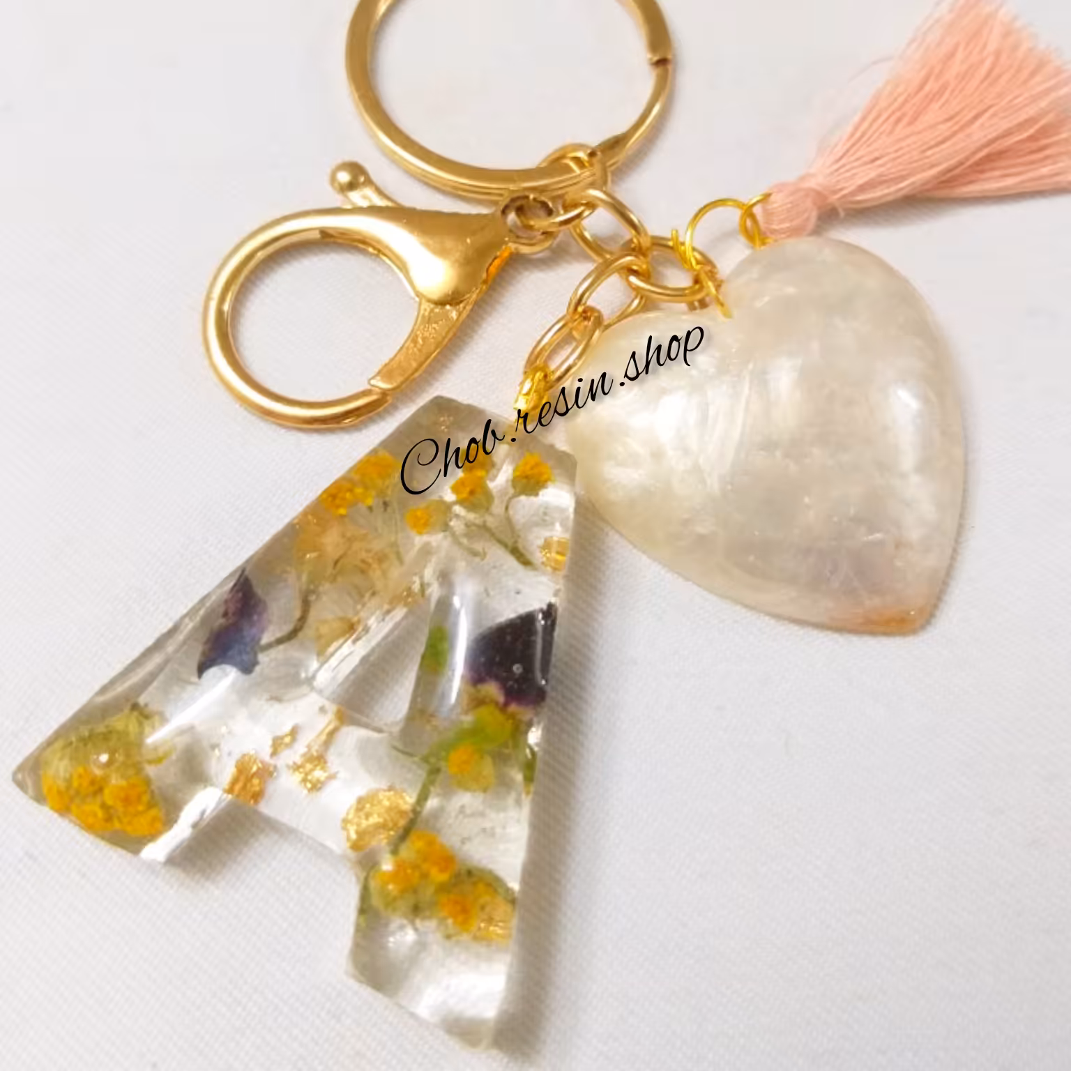 اویز کلید رزینی حروف لاتین با رنگ و طرح دلخواه