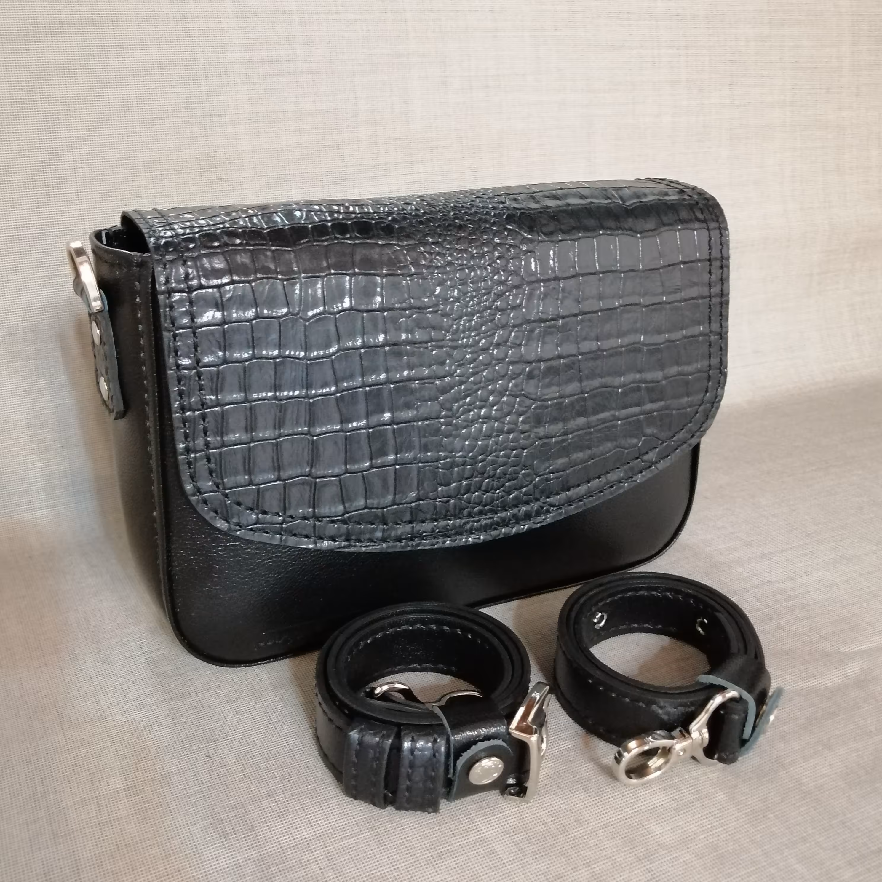 کیف رودوشی زنانه چرم طبیعی دست دوز   پریا     کد   pwb 0029-B چرم گاوی مشکی کروکو  و ساده 