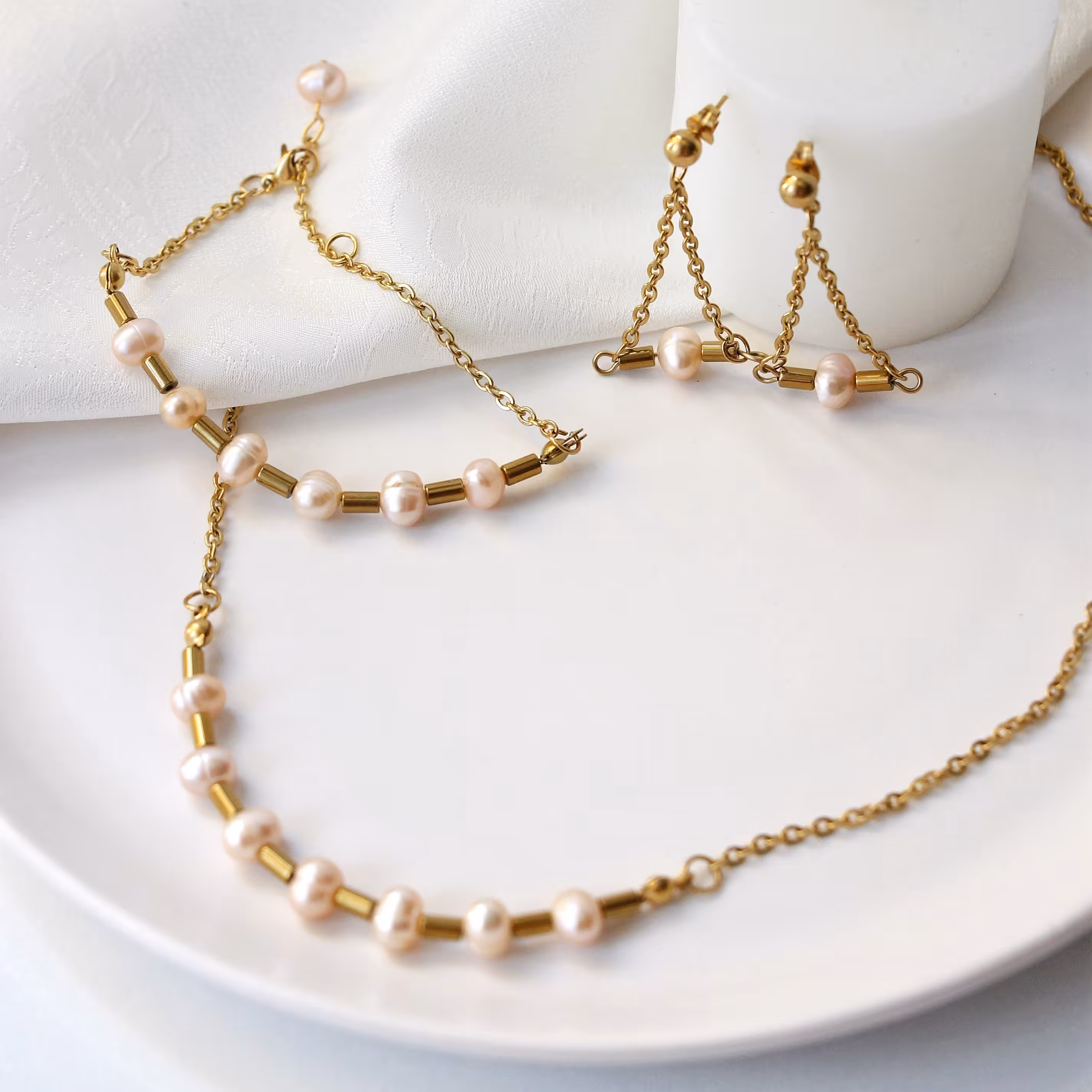 نیم ست زنانه گردنبند گوشواره و دستبند با مروارید طبیعی و حدید