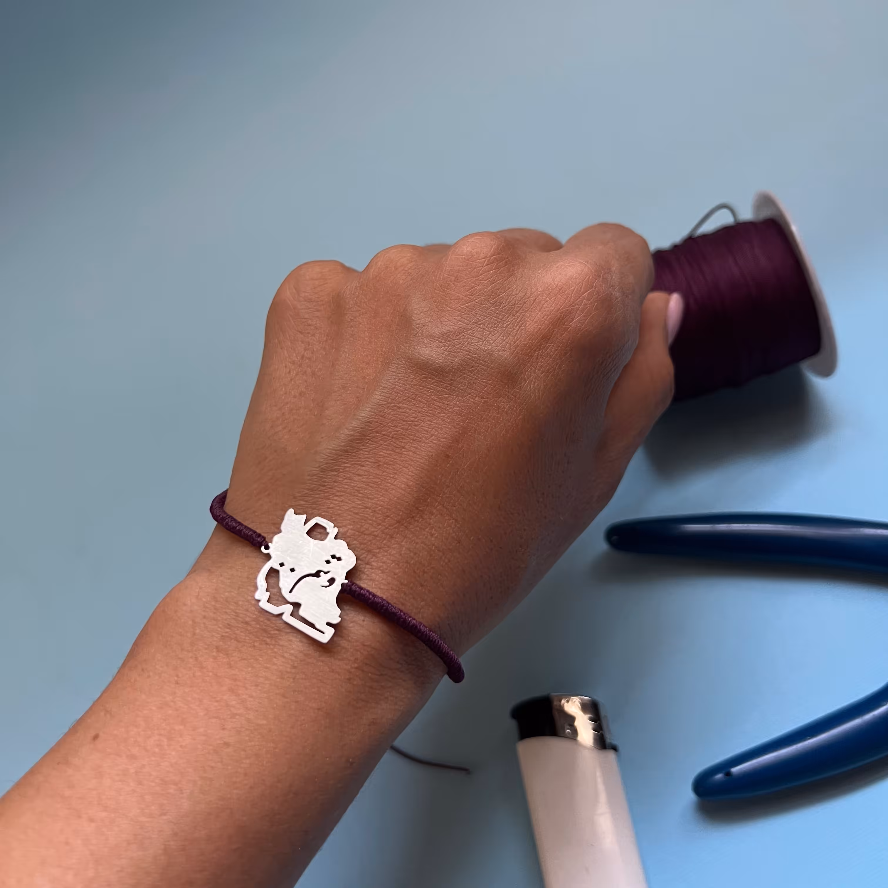 دستبند دستبافت وتنم با پلاک نقره 