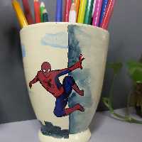 قلمدان فانتزی کودکانه ارتفاع تقریبی 11سانتیمتر طرح مرد عنکبوتی طراحی شده با دست و قابل شستشو