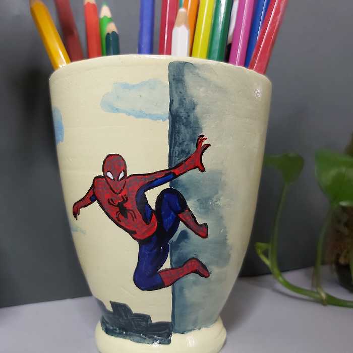 قلمدان فانتزی کودکانه ارتفاع تقریبی 11سانتیمتر طرح مرد عنکبوتی طراحی شده با دست و قابل شستشو