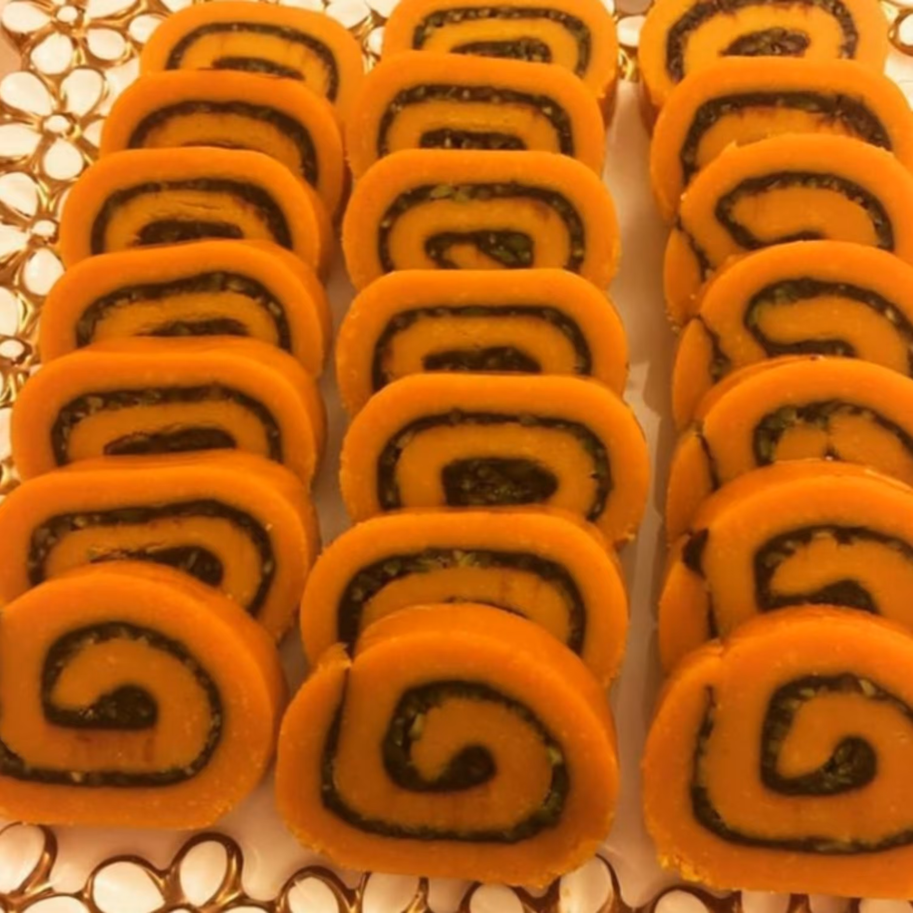 حلوای دو رنگ زعفرانی و کاکائویی