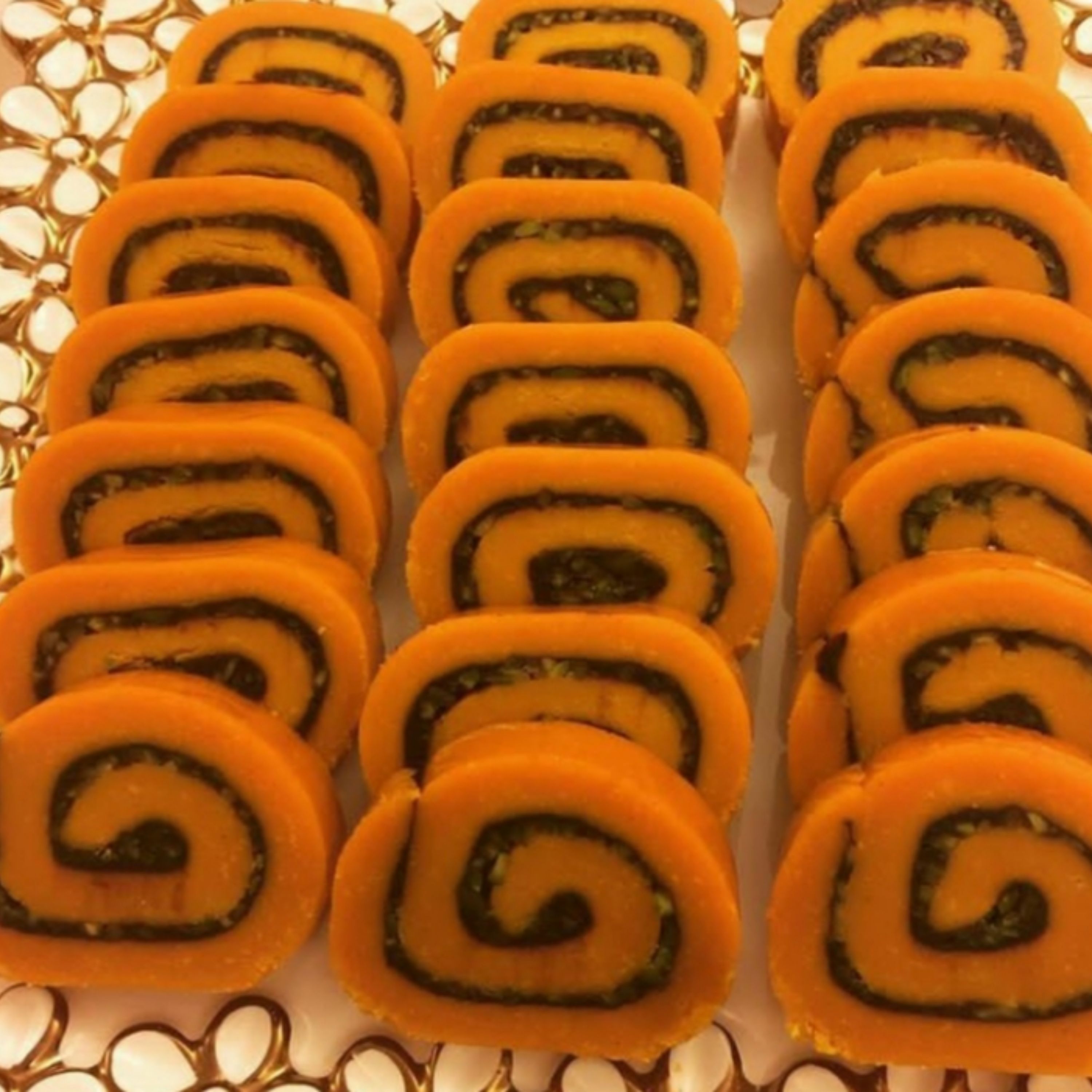 حلوای دو رنگ زعفرانی و کاکائویی