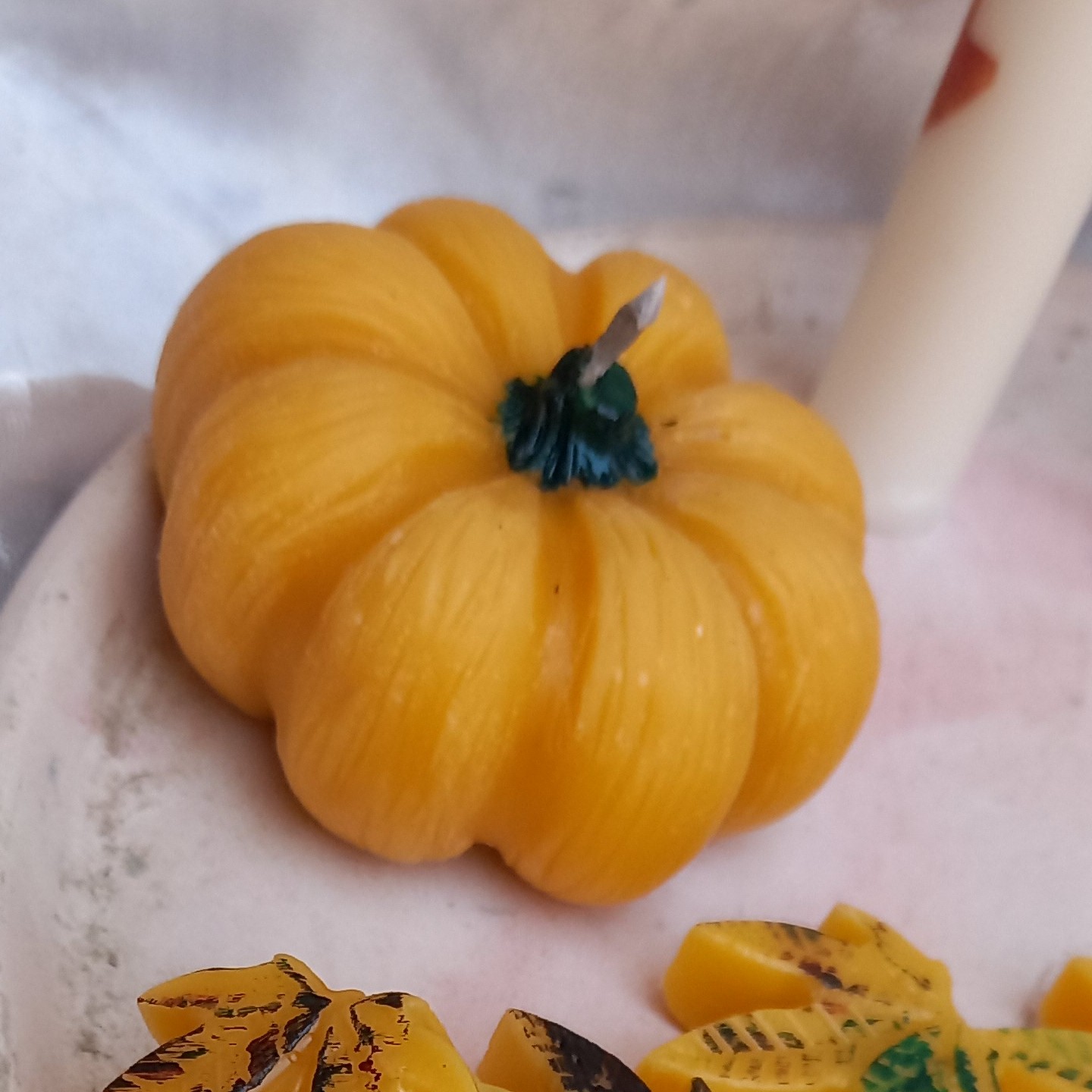 شمع کدو دررنگبندی کامل در قطر6سانت وسایز متوسط مناسب دیزایین میز