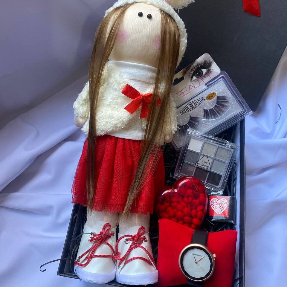 باکس هدیه دخترانه قرمز،کادو تولد،باکس سوپرایز،عروسک روسی،ساعت دخترانه