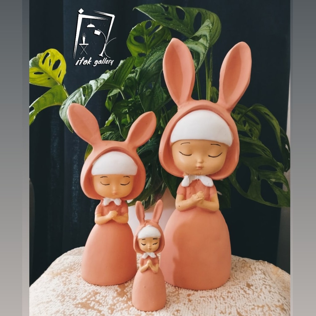 مجسمه دختر ماشا رنگ گلبهی (ست 3 عددی )