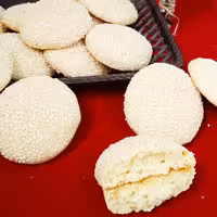 کلوچه کنجدی با عطر و طعمی عاالی و بافتی نرم و لطیف همه مخصوصا بچه ها عاشقش هستن