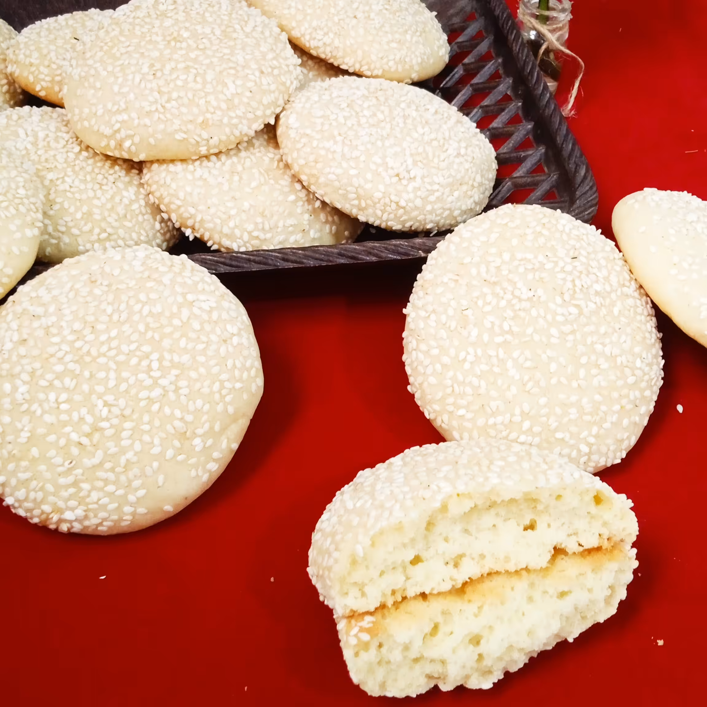 کلوچه کنجدی با عطر و طعمی عاالی و بافتی نرم و لطیف همه مخصوصا بچه ها عاشقش هستن