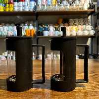 فرنچ پرس دمنوش ساز و قهوه ساز  مناسب برای قهوه فرانسه و دمنوش سایز 600 میل بدنه پلاستیکی و لیوان پیرکس دارای توری 