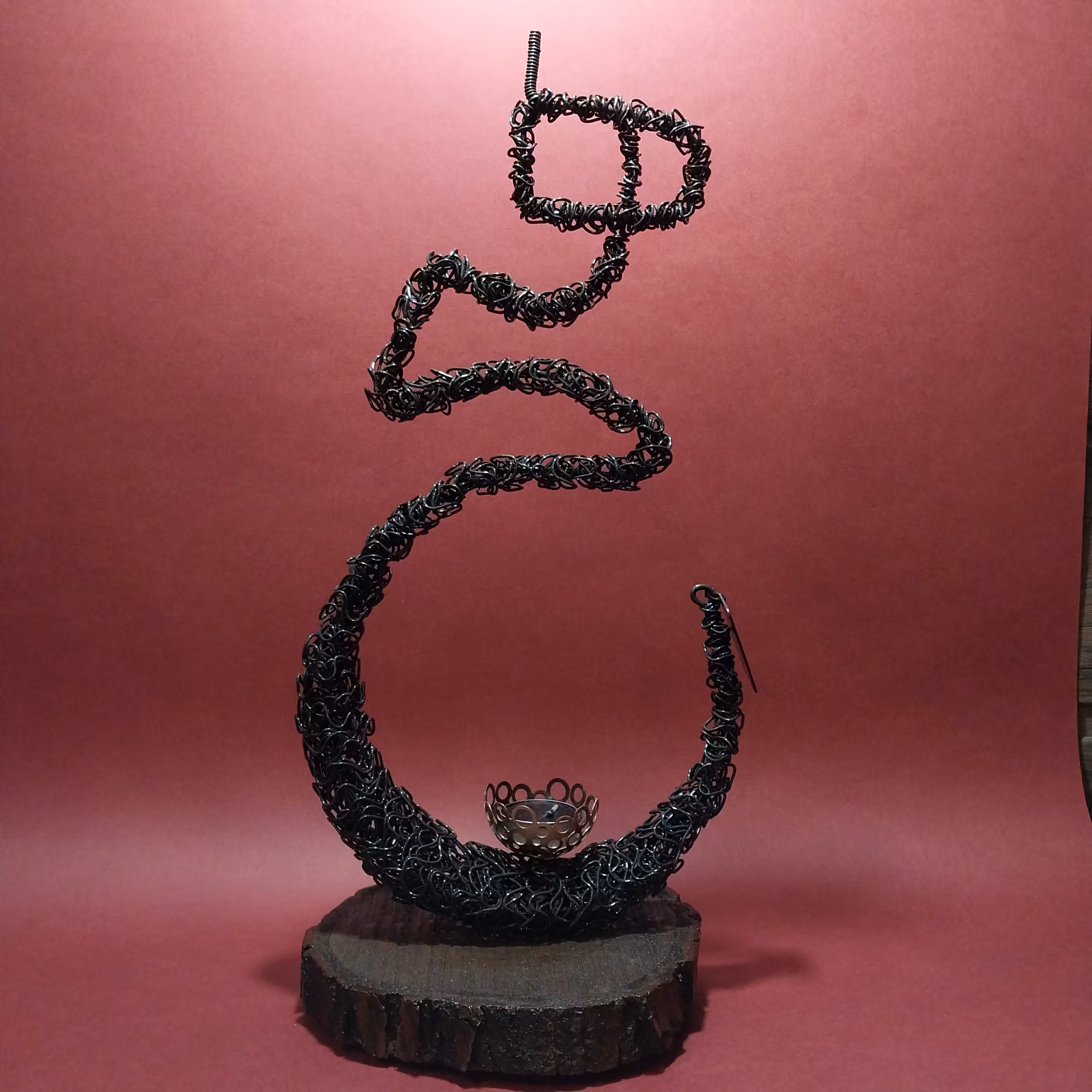 مجسمه دست ساز دکوری مفتولی طرح هیچ کد اختصاصی 451 ساخت آرساما دارای پوشش نانو ضد گرد و قبار